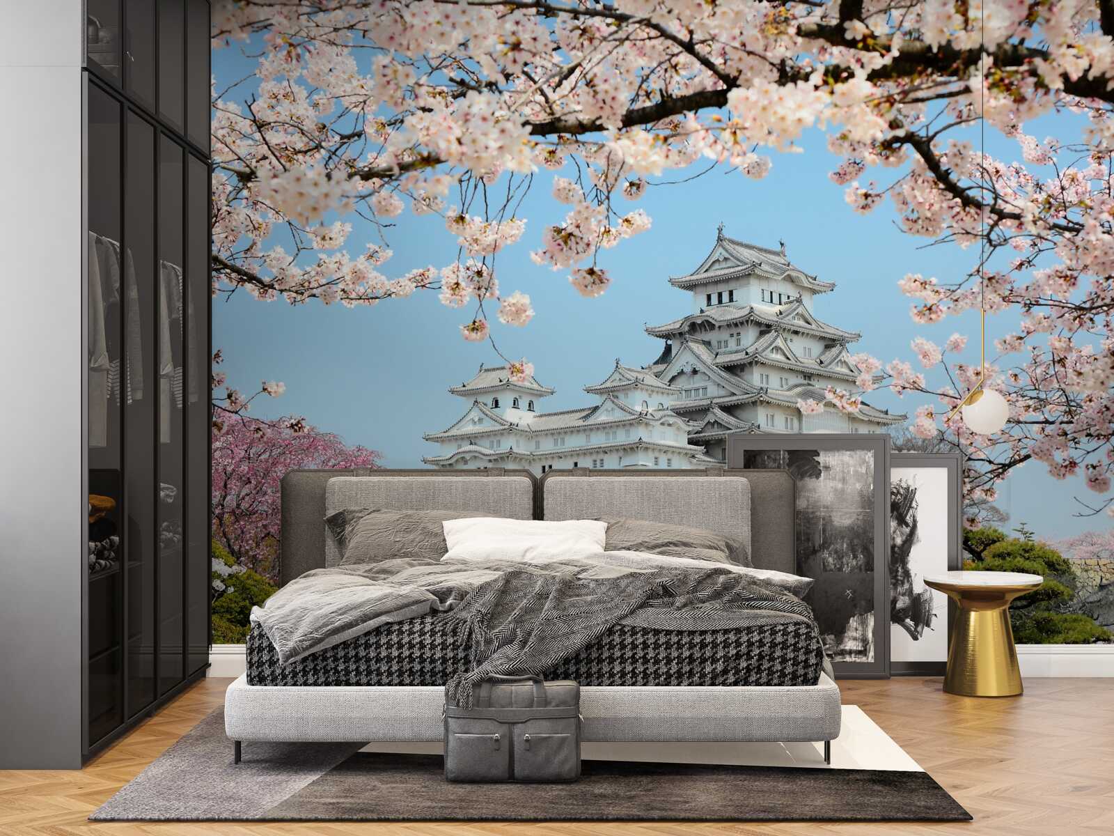 Fotobehang oud japans huis met bloeiende roze sakura