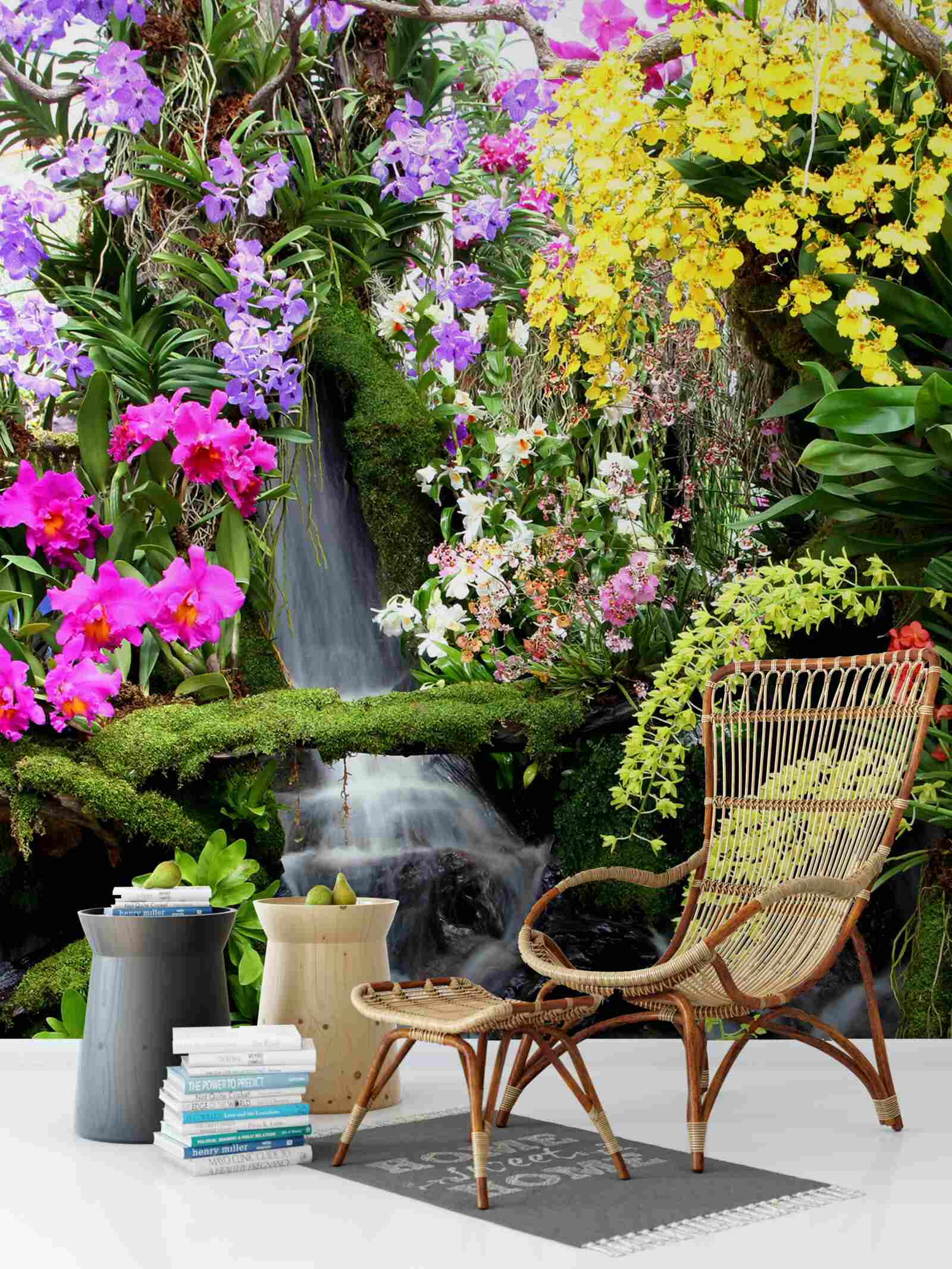 Fotobehang een waterval te midden van rijke bloementinten