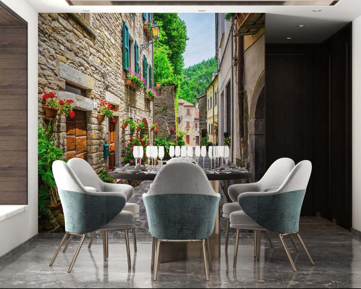 Fotobehang oude stenen straat van de stad, omgeven door groen