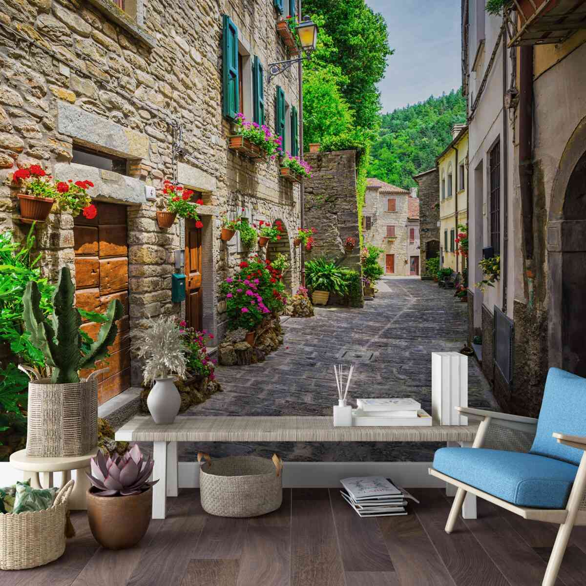 Fotobehang oude stenen straat van de stad, omgeven door groen