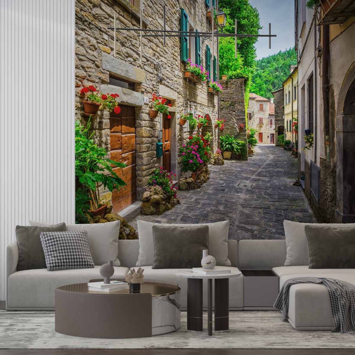 Fotobehang oude stenen straat van de stad, omgeven door groen