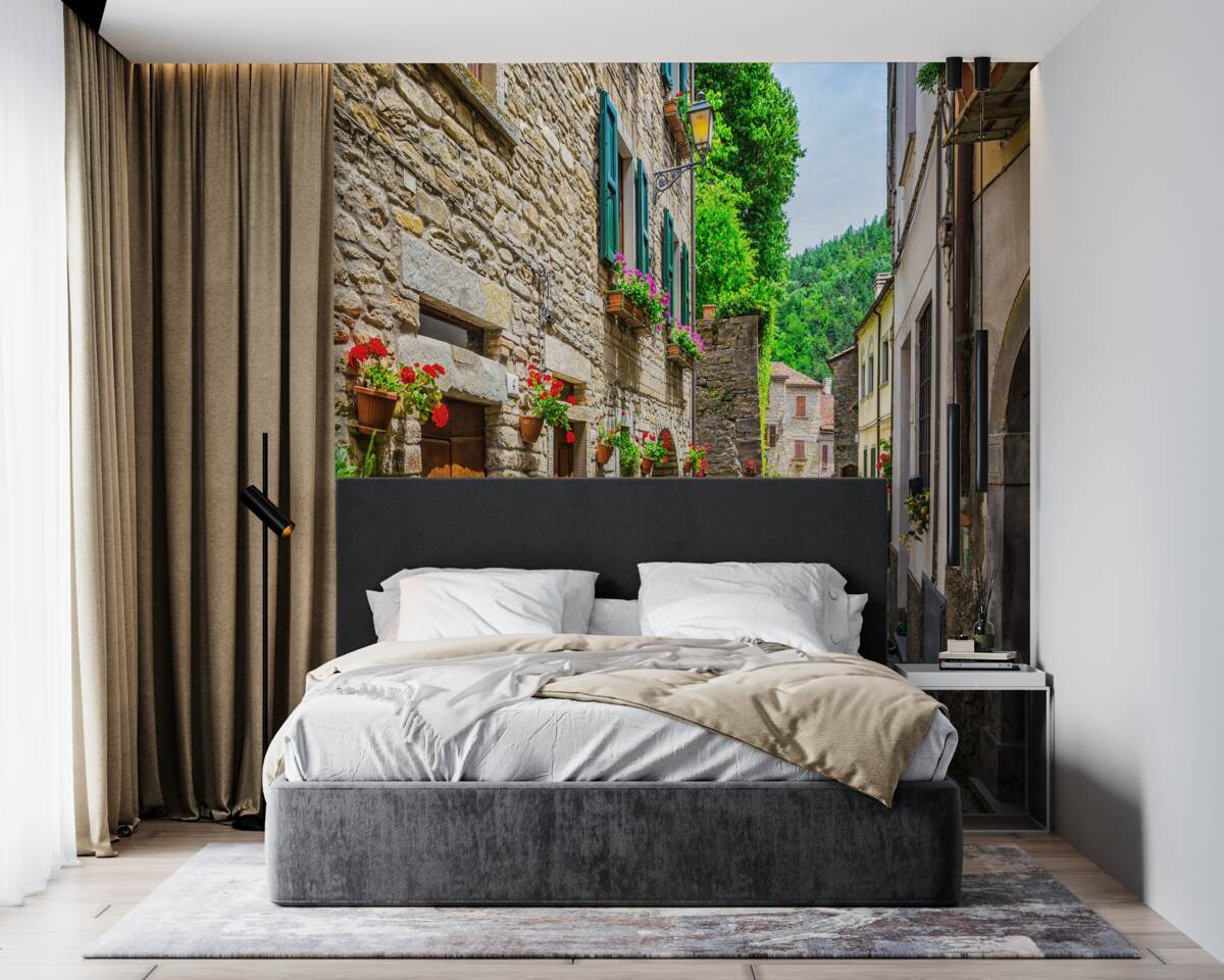 Fotobehang oude stenen straat van de stad, omgeven door groen