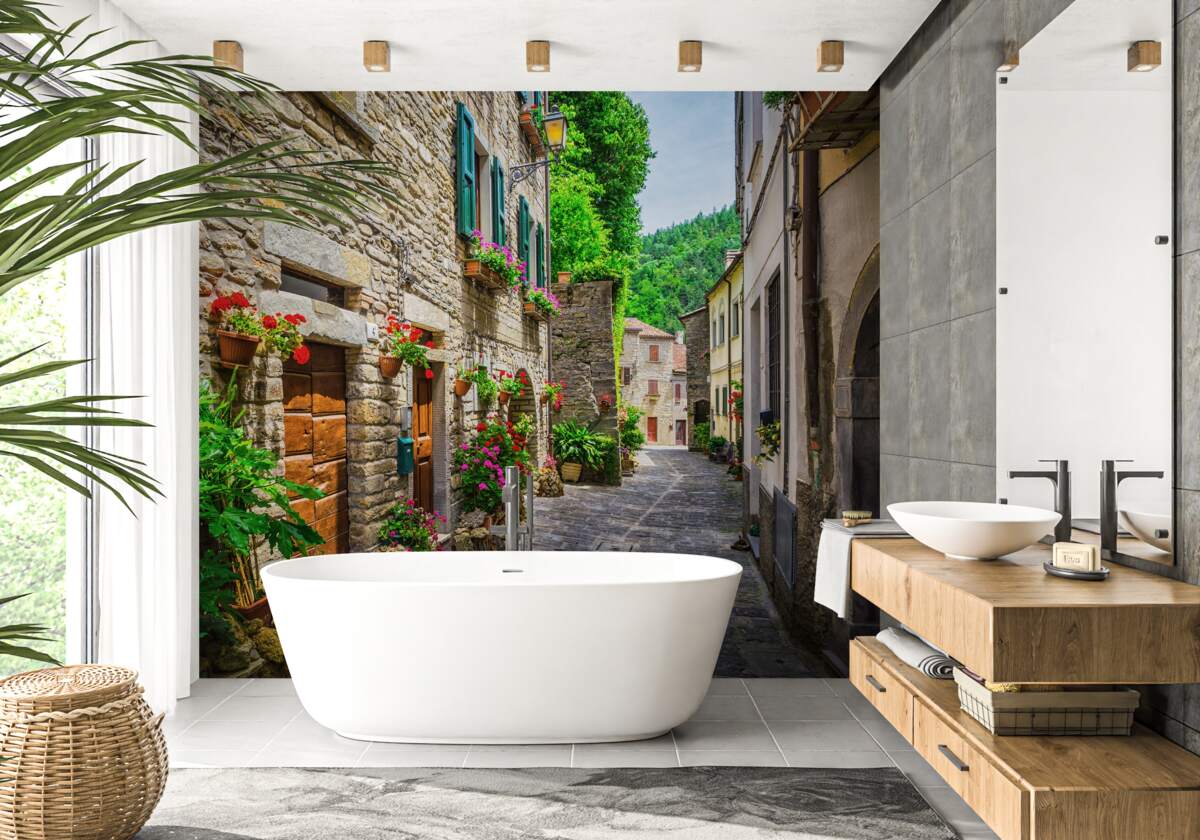 Fotobehang oude stenen straat van de stad, omgeven door groen