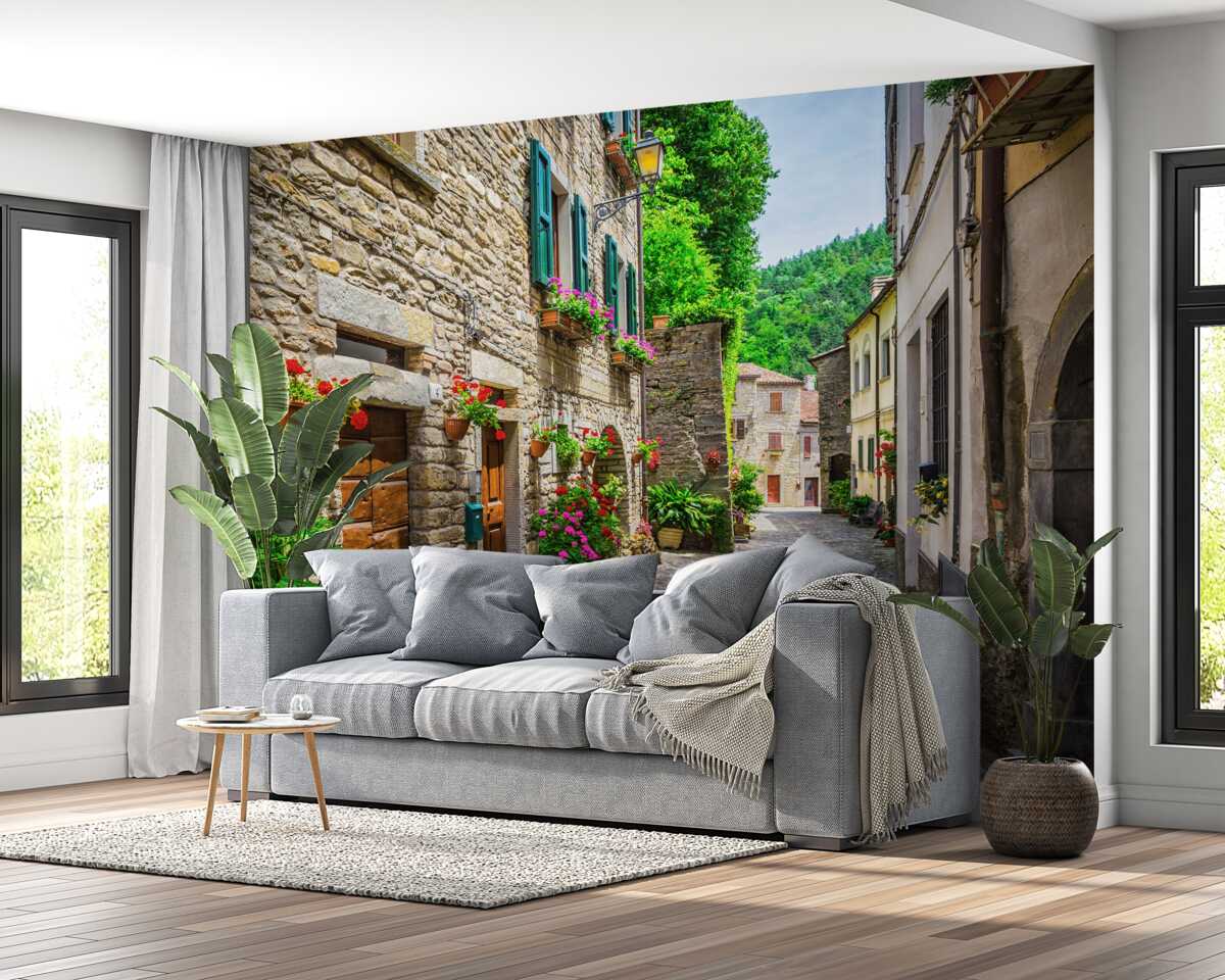 Fotobehang oude stenen straat van de stad, omgeven door groen