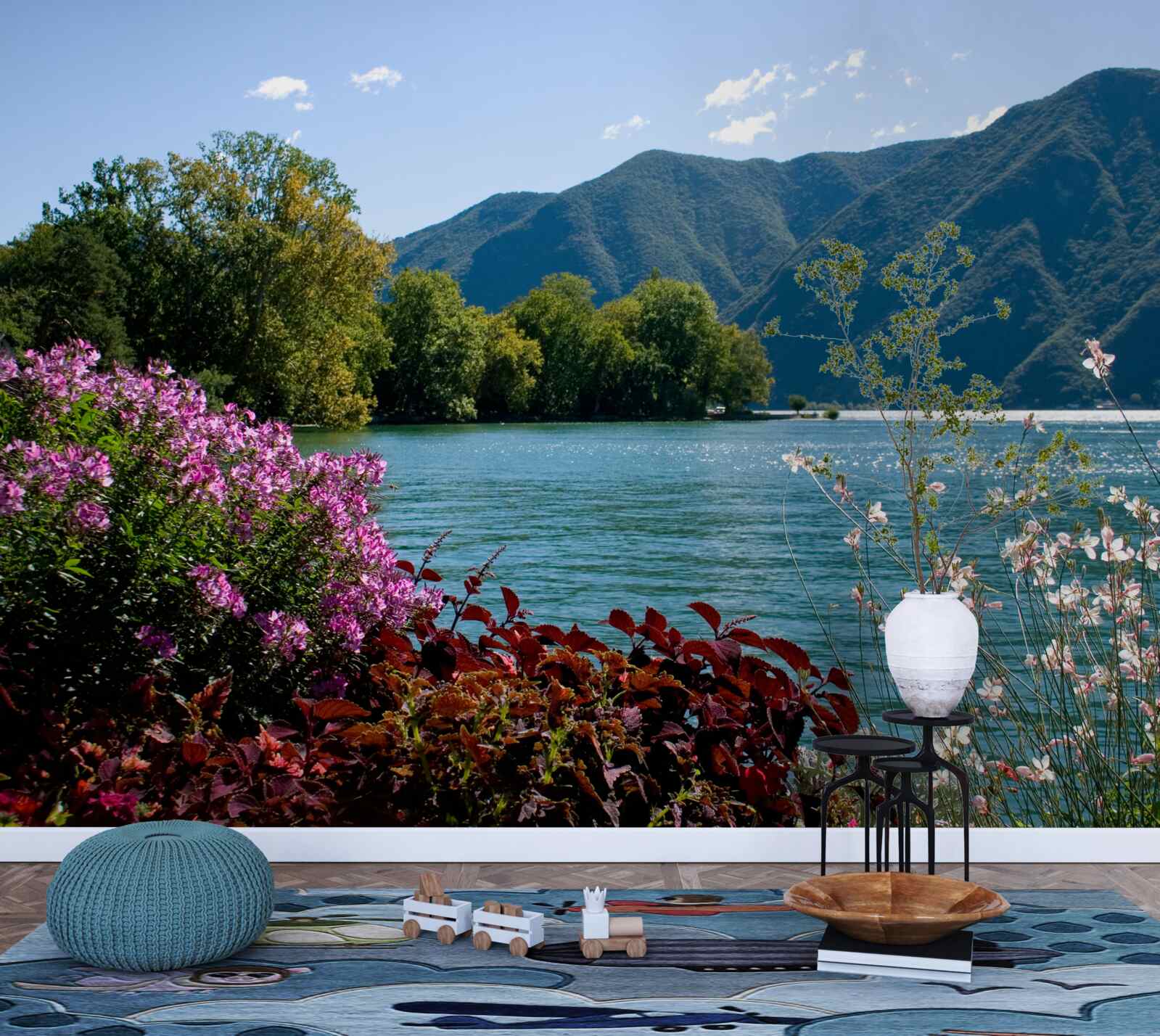 Fotobehang vredig bergmeer en bloeiende zomerplanten