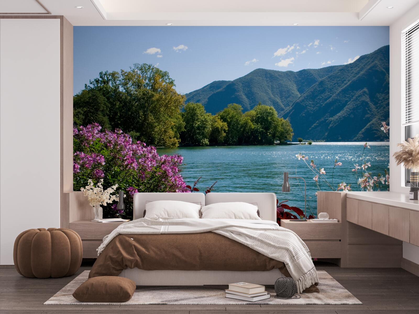 Fotobehang vredig bergmeer en bloeiende zomerplanten