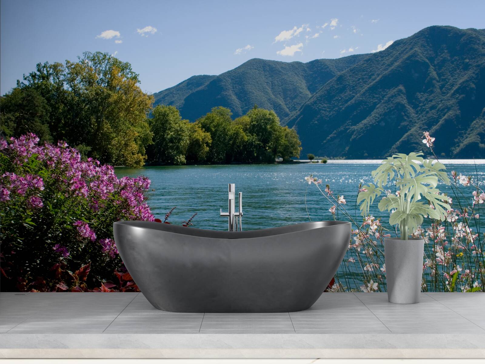 Fotobehang vredig bergmeer en bloeiende zomerplanten