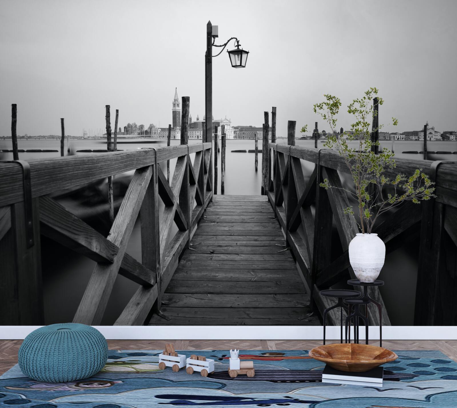 Fotobehang wal van hout naast water