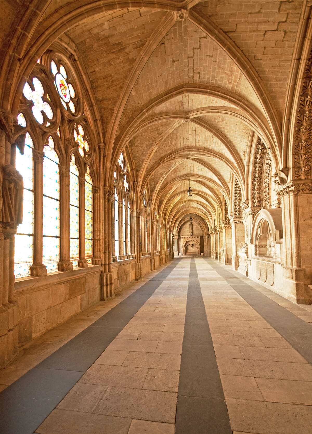 Fotobehang oude stenen gewelven met glas-in-loodramen
