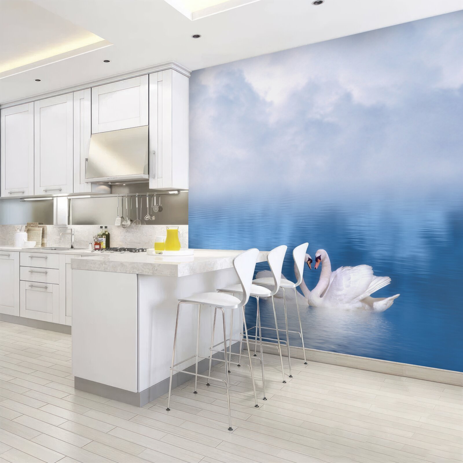 Fotobehang een familie witte zwanen op een mistig meer in de bergen