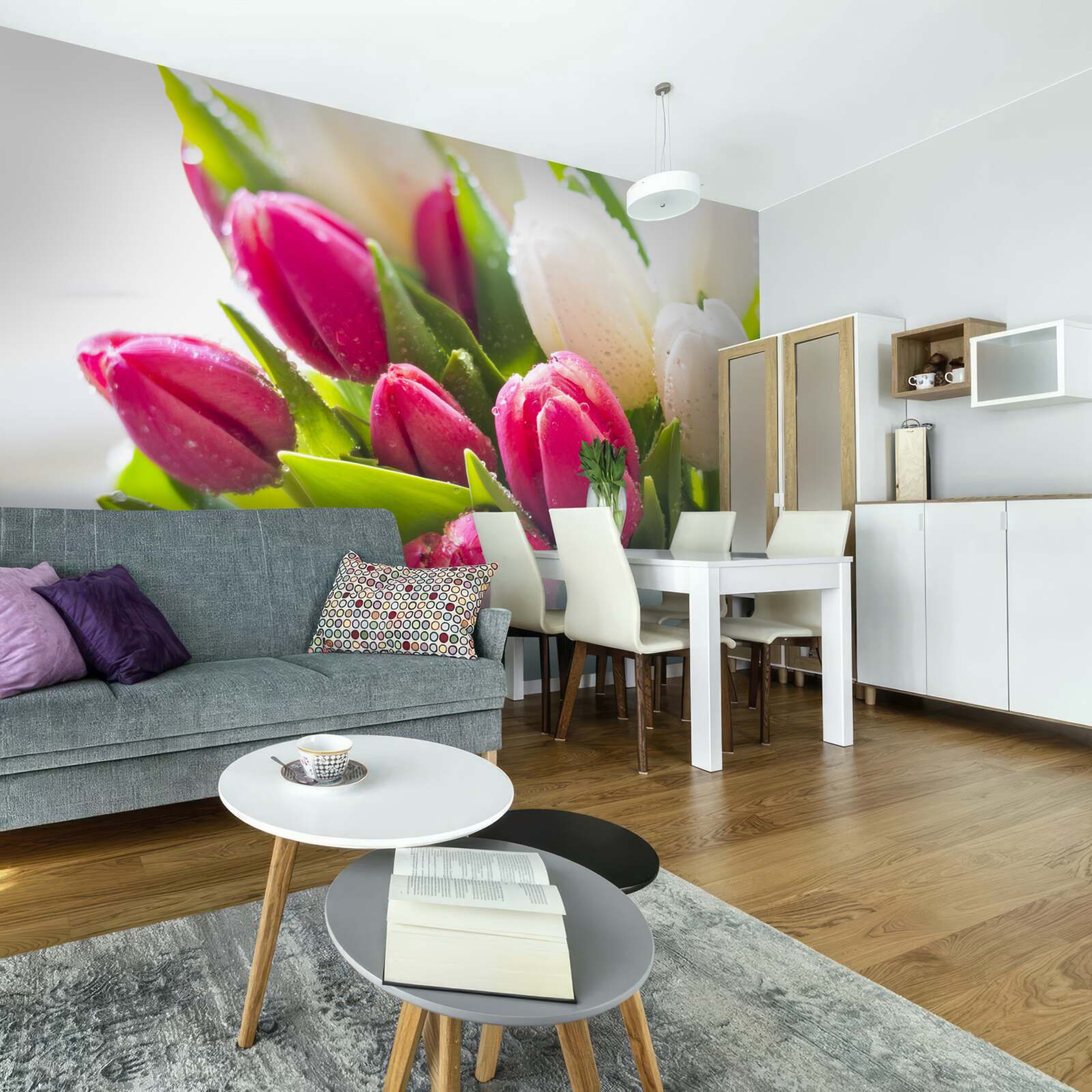 Fotobehang compositie van witte en lavendel met dauw bedekte tulpen