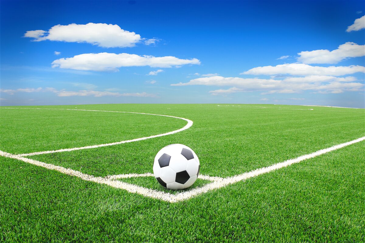 Fotobehang de bal is in de hoek van het veld