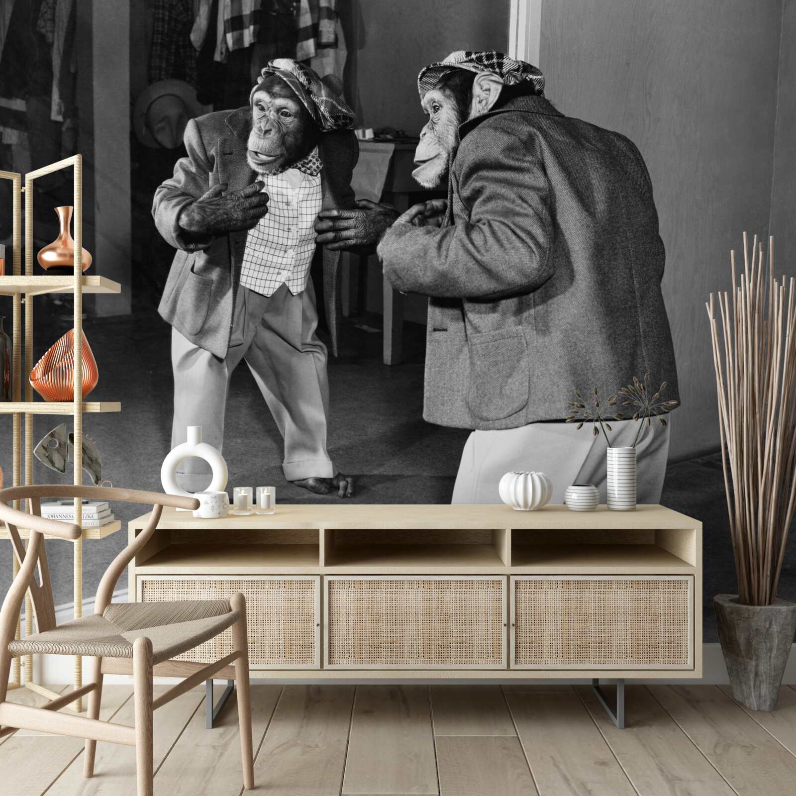 Fotobehang aap in kleren kijkt in de spiegel