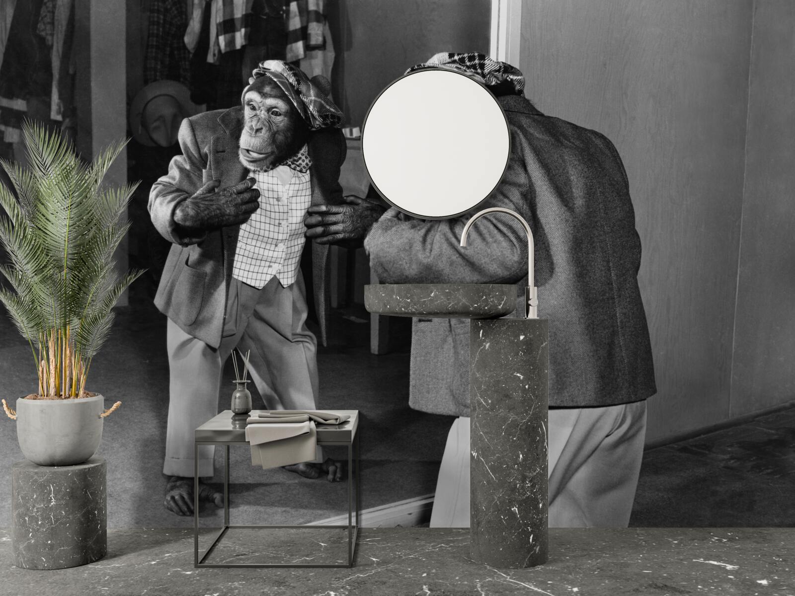 Fotobehang aap in kleren kijkt in de spiegel