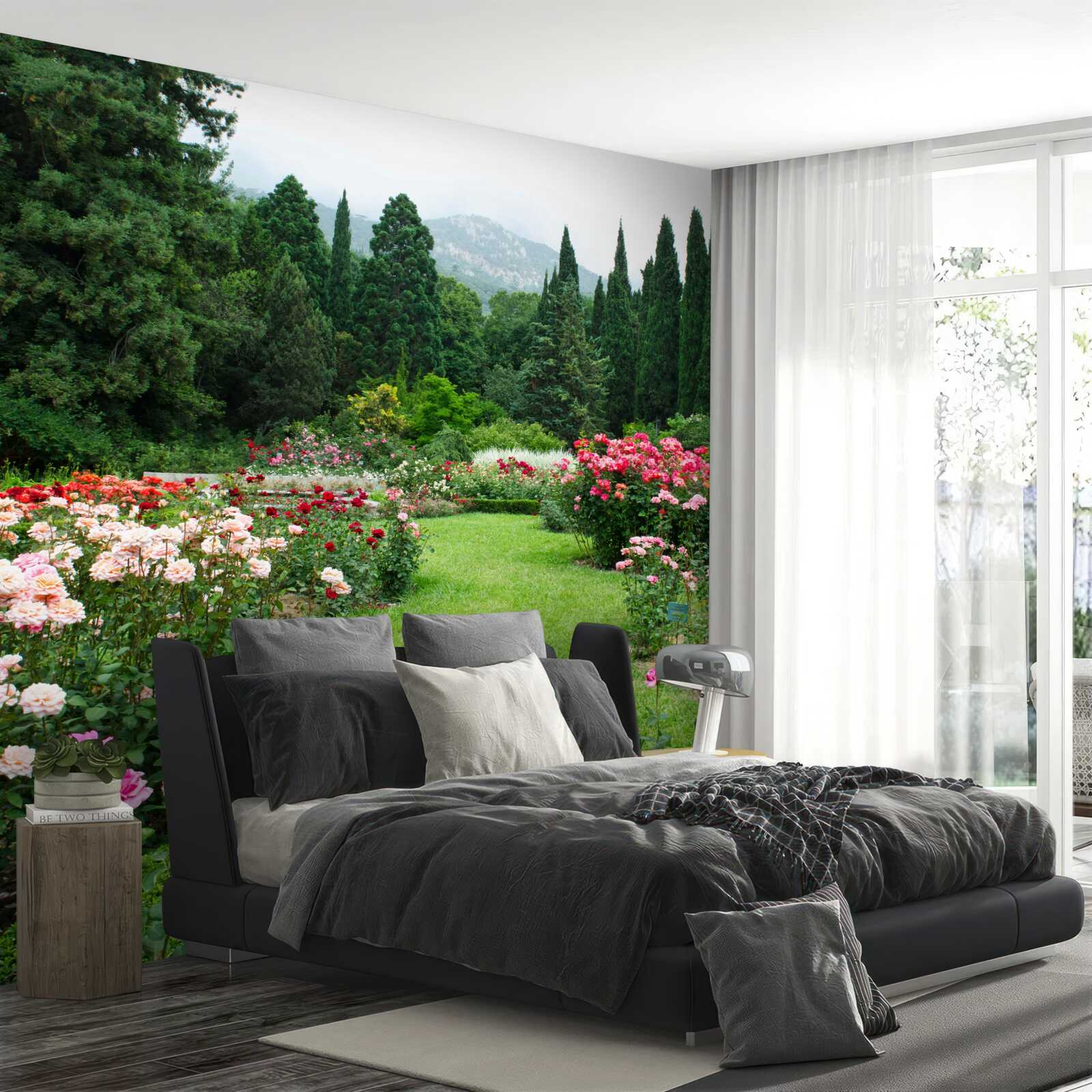 Fotobehang bloemen in de tuin bij het huis