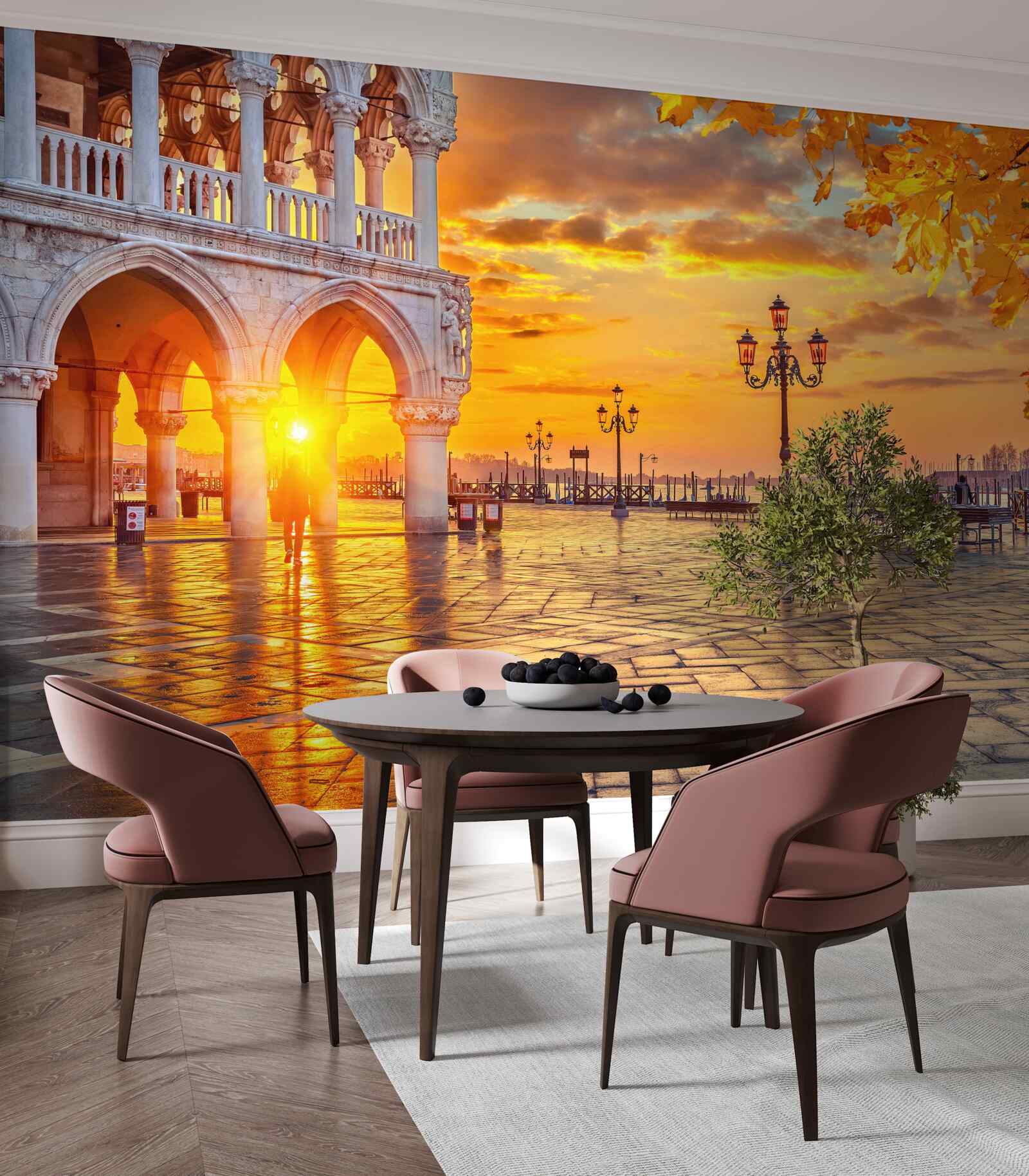 Fotobehang warme, heldere stralen van de zonsondergang boven het centrale plein