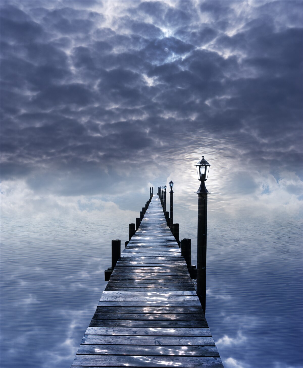 Fotobehang houten brug die boven het wateroppervlak uitsteekt