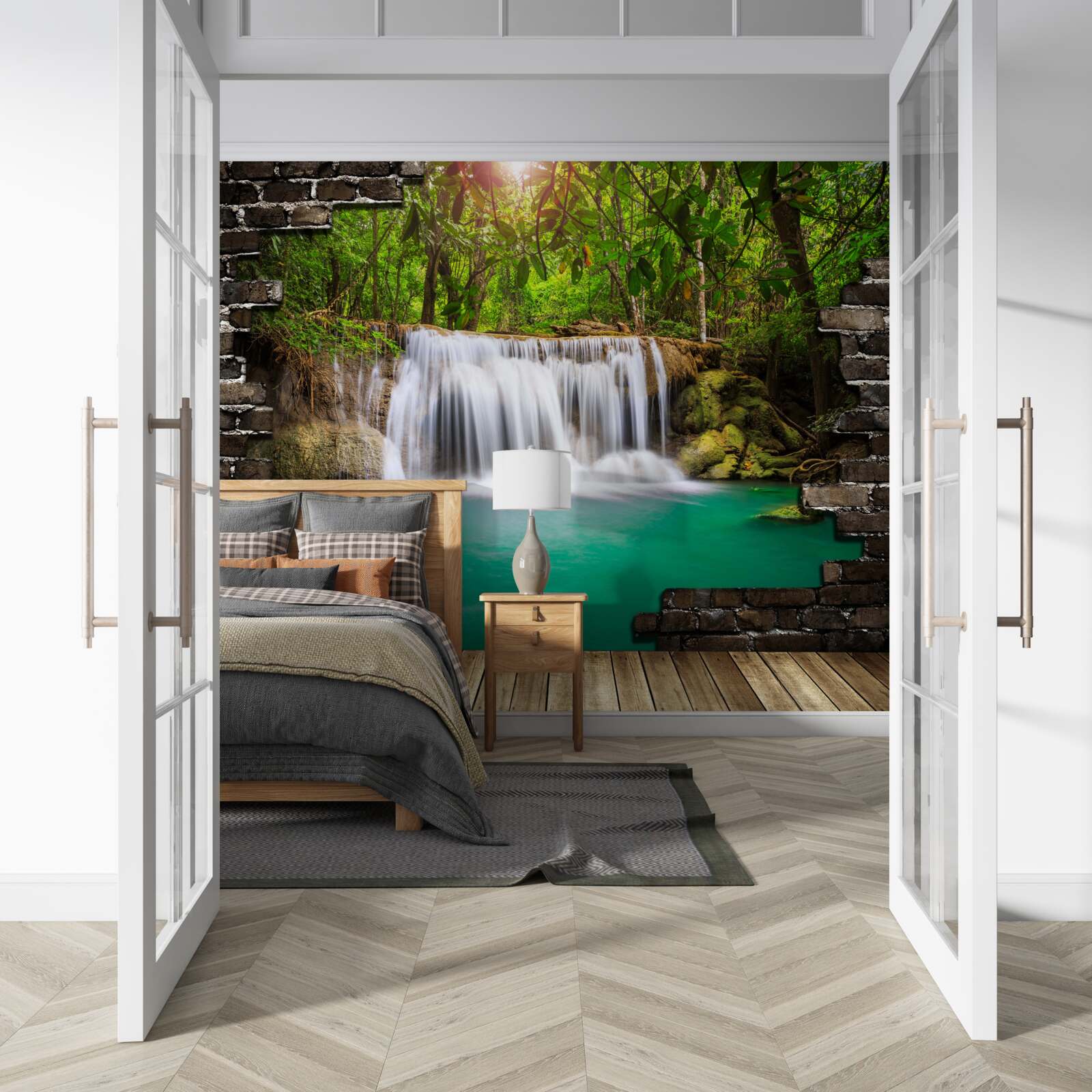 Fotobehang waterval die naar beneden stort bij een houten brug