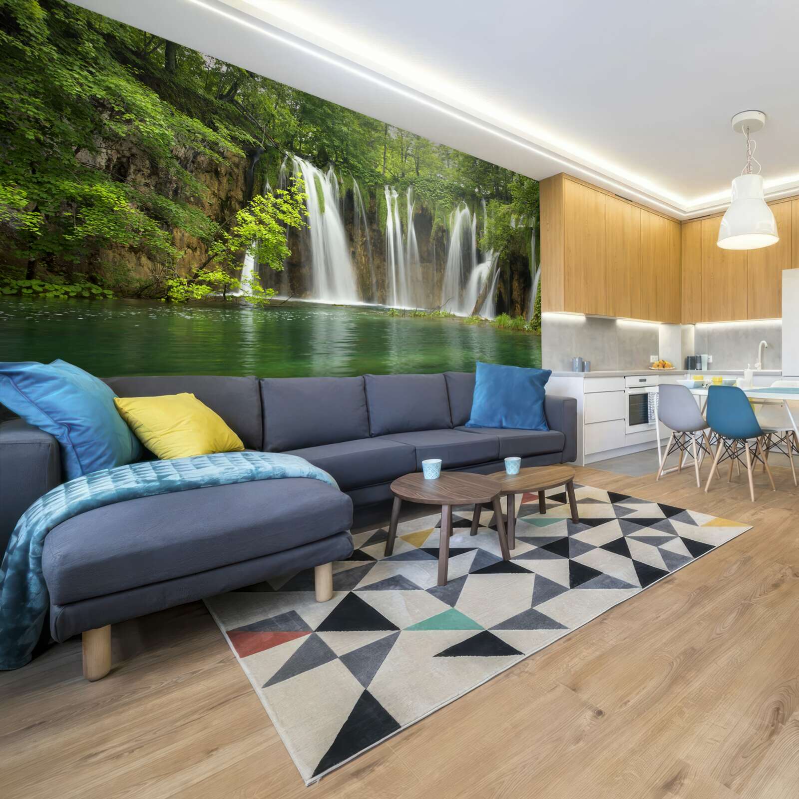 Fotobehang water dat snel in een ravijn midden in een bergbos stroomt