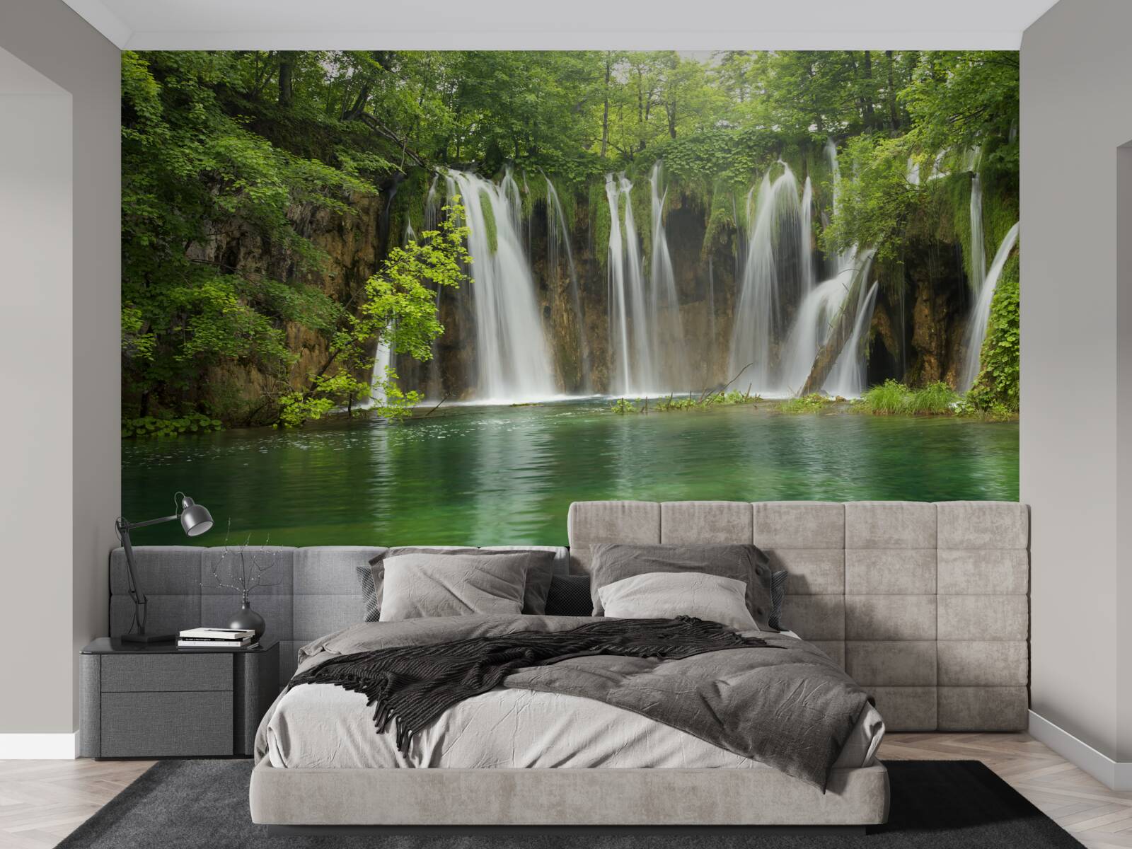 Fotobehang water dat snel in een ravijn midden in een bergbos stroomt