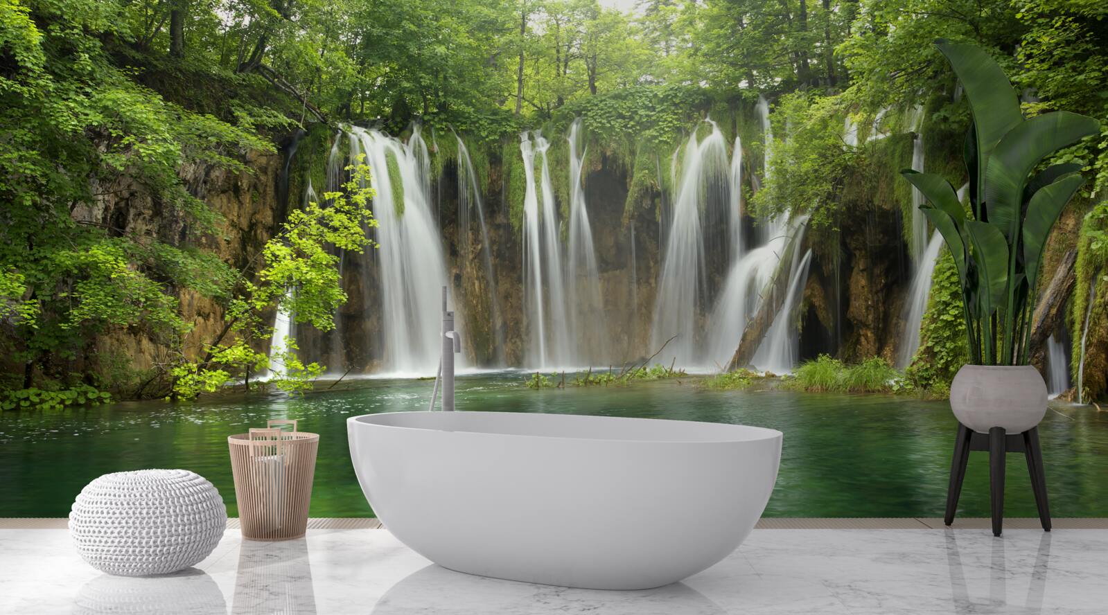 Fotobehang water dat snel in een ravijn midden in een bergbos stroomt