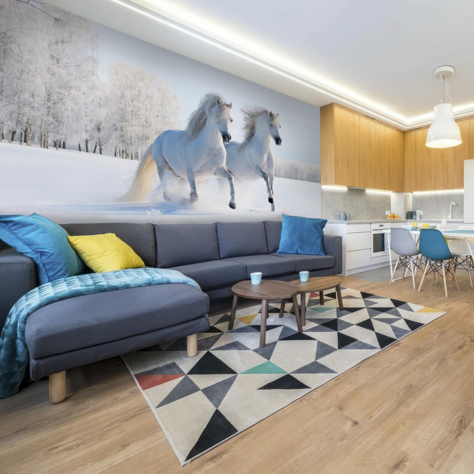 Fotobehang twee paarden galopperen door de sneeuw