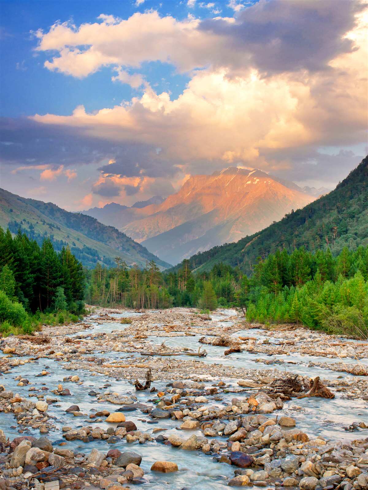Fotobehang bergrivier in de avondzon