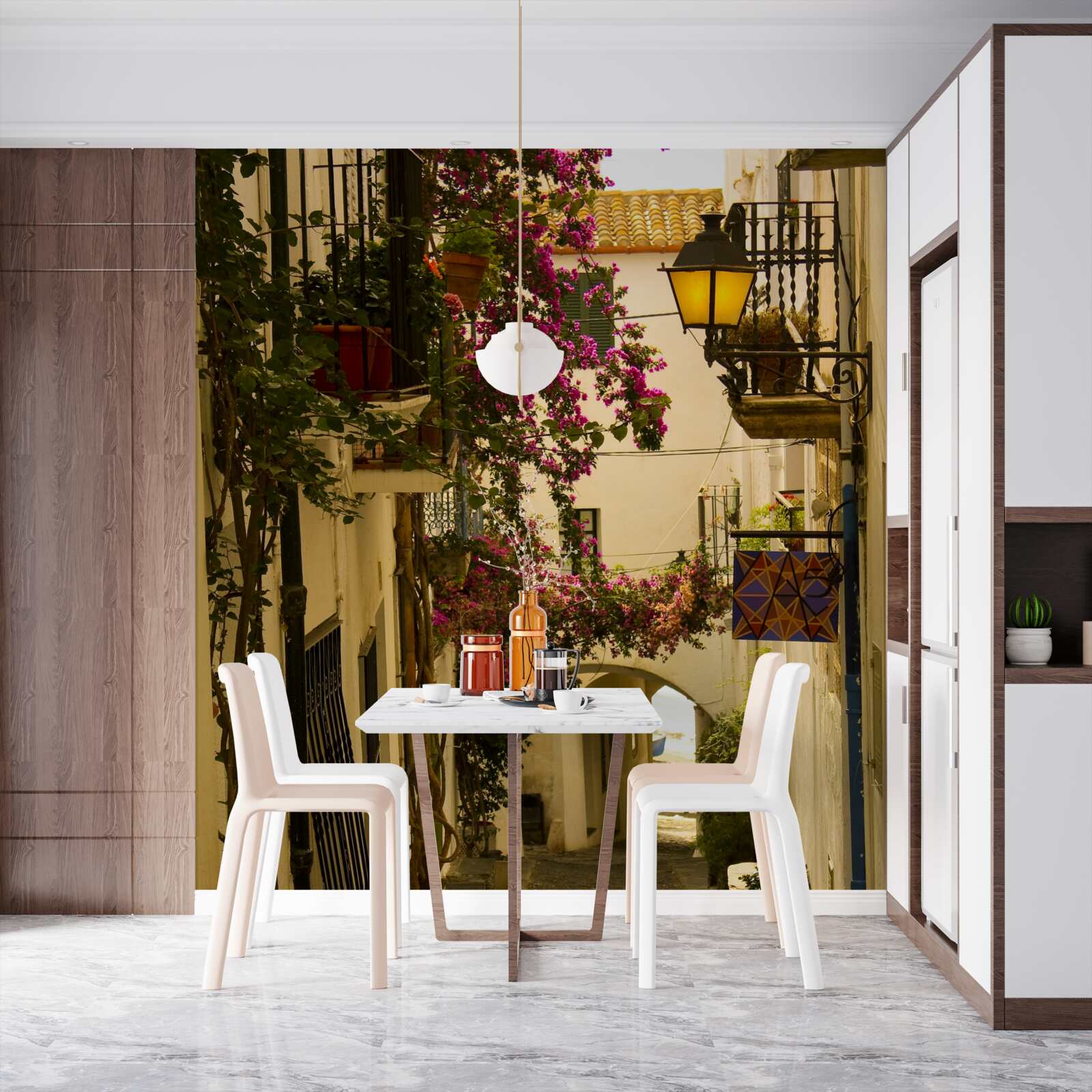 Fotobehang oude straat omringd door bloemen en zonlicht