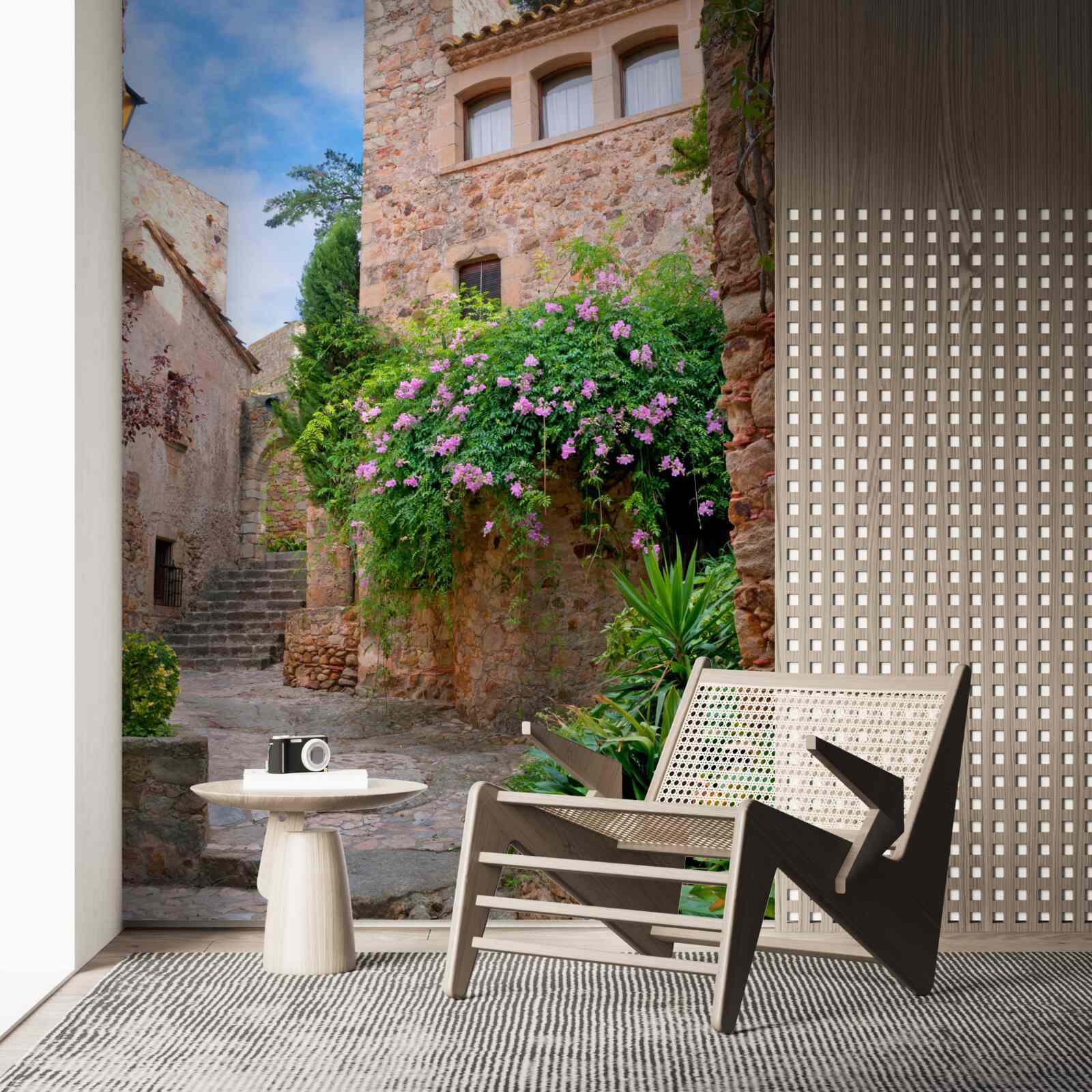 Fotobehang oude geplaveide straat omgeven door groen en bloemen