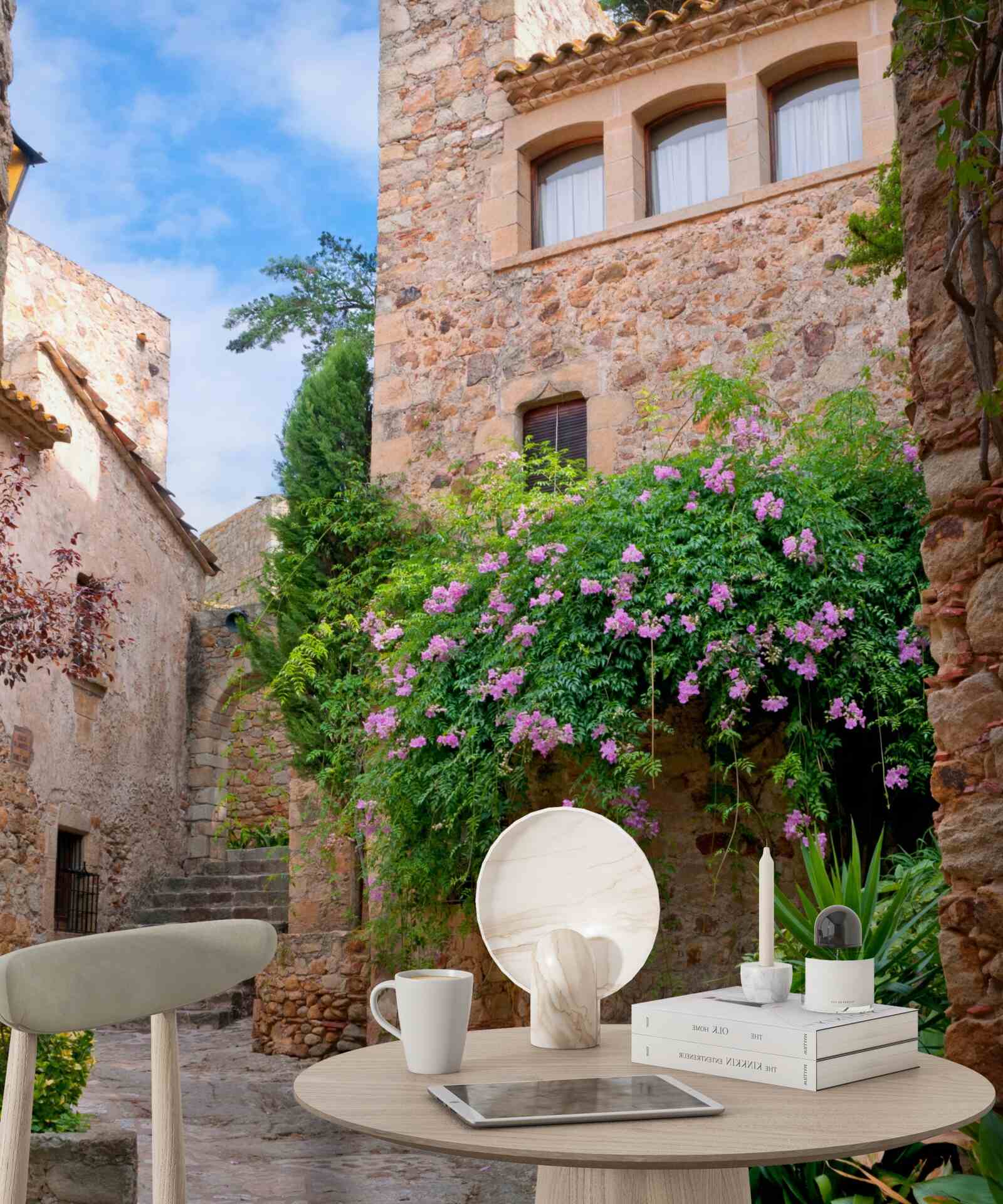 Fotobehang oude geplaveide straat omgeven door groen en bloemen
