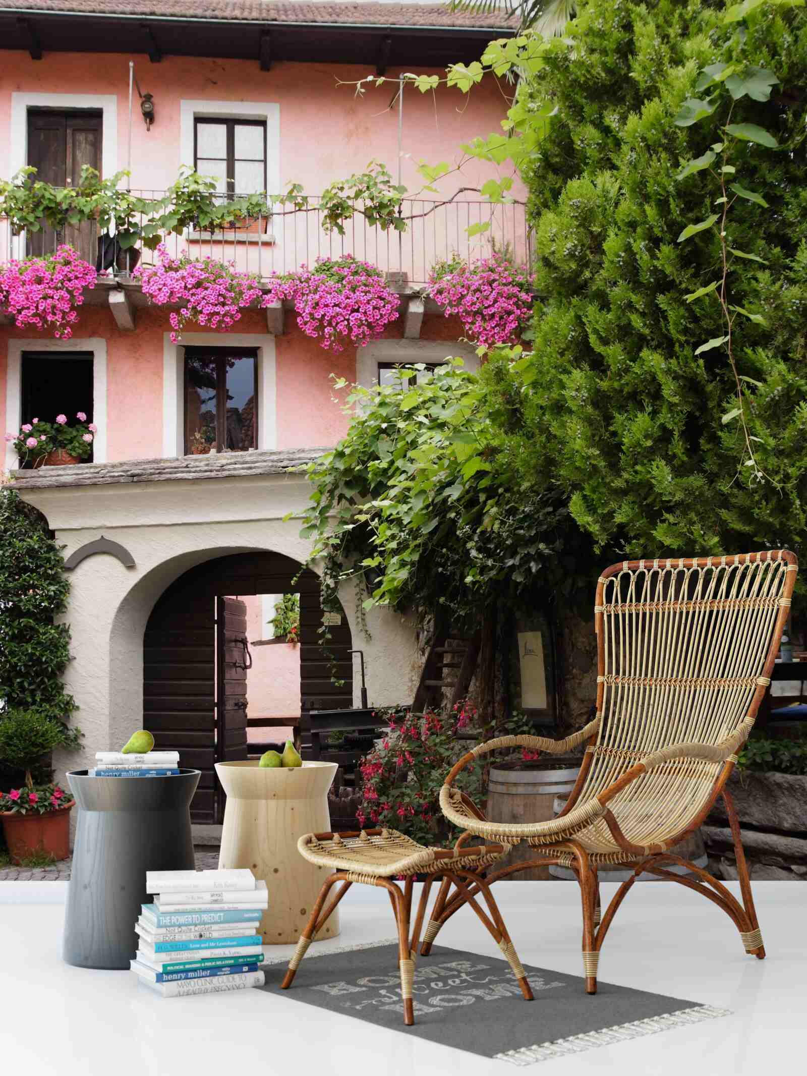 Fotobehang begroeiing met bloemen bij de trap