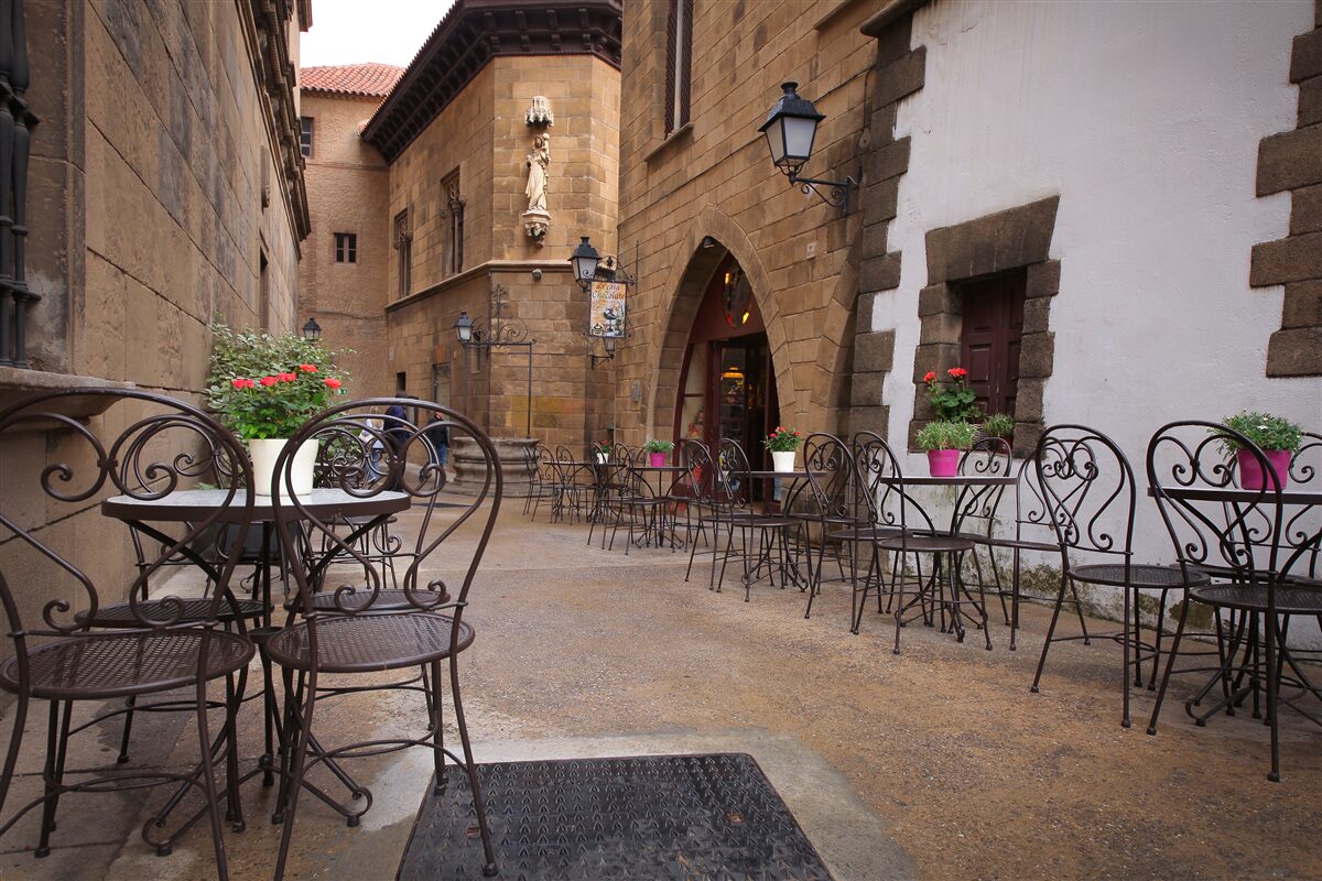 Fotobehang tafels in een smalle straat