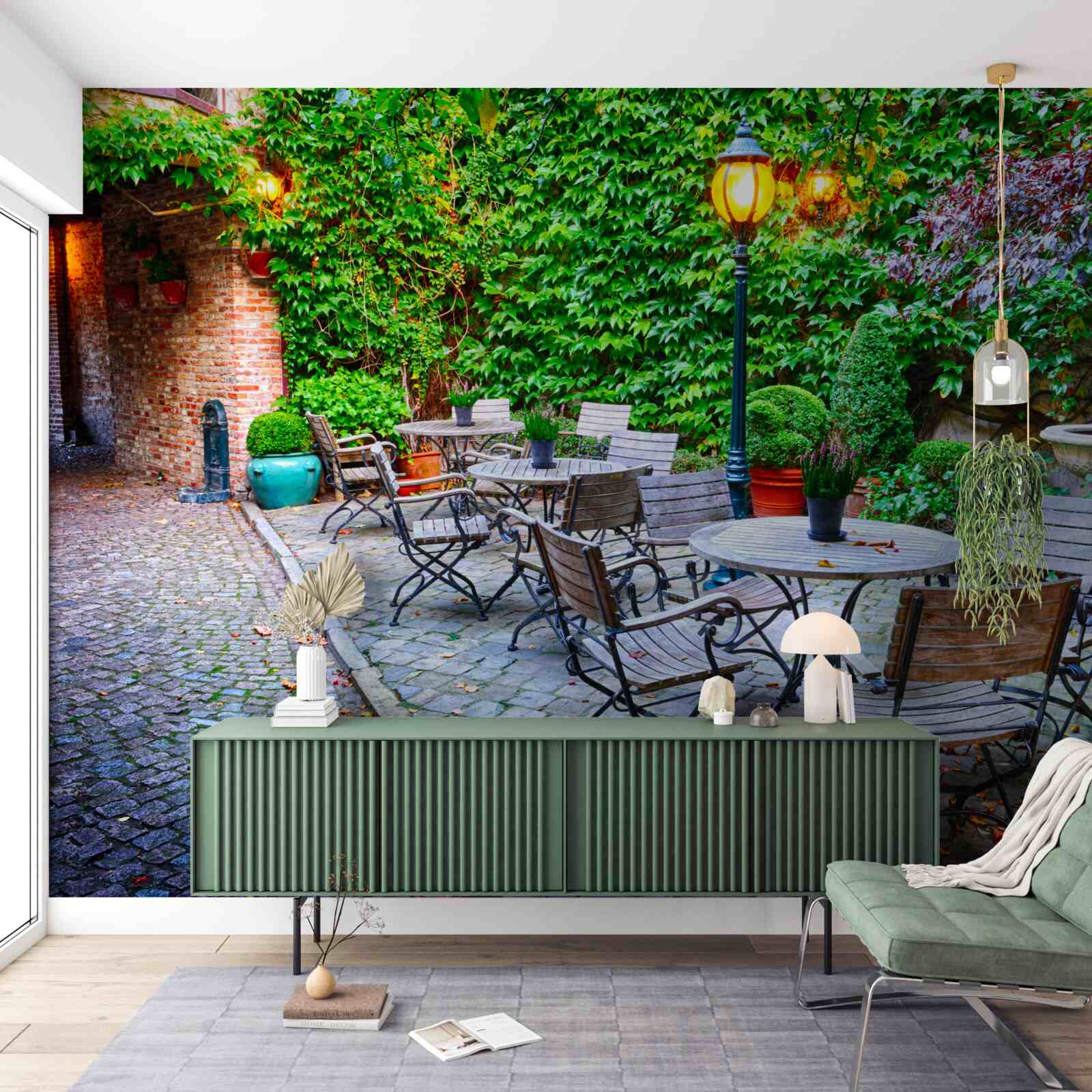 Fotobehang plant met groene muur en straatlantaarn