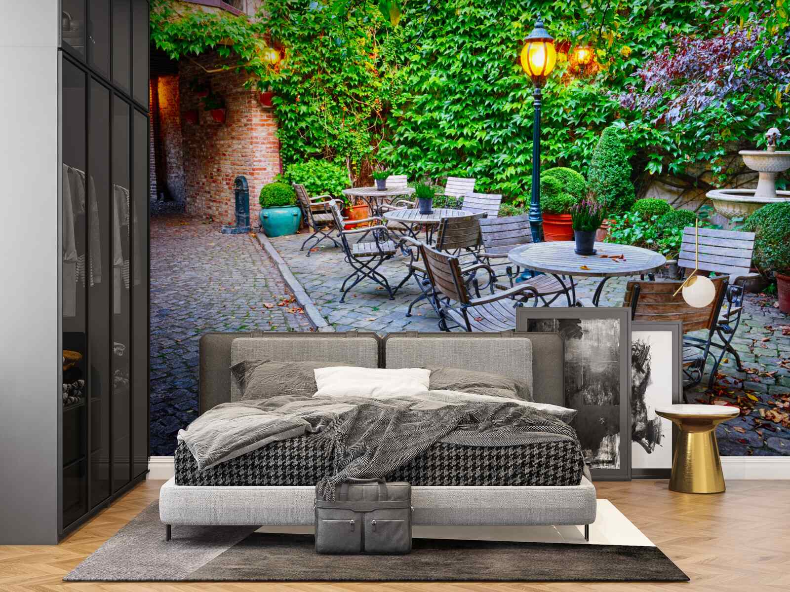 Fotobehang plant met groene muur en straatlantaarn