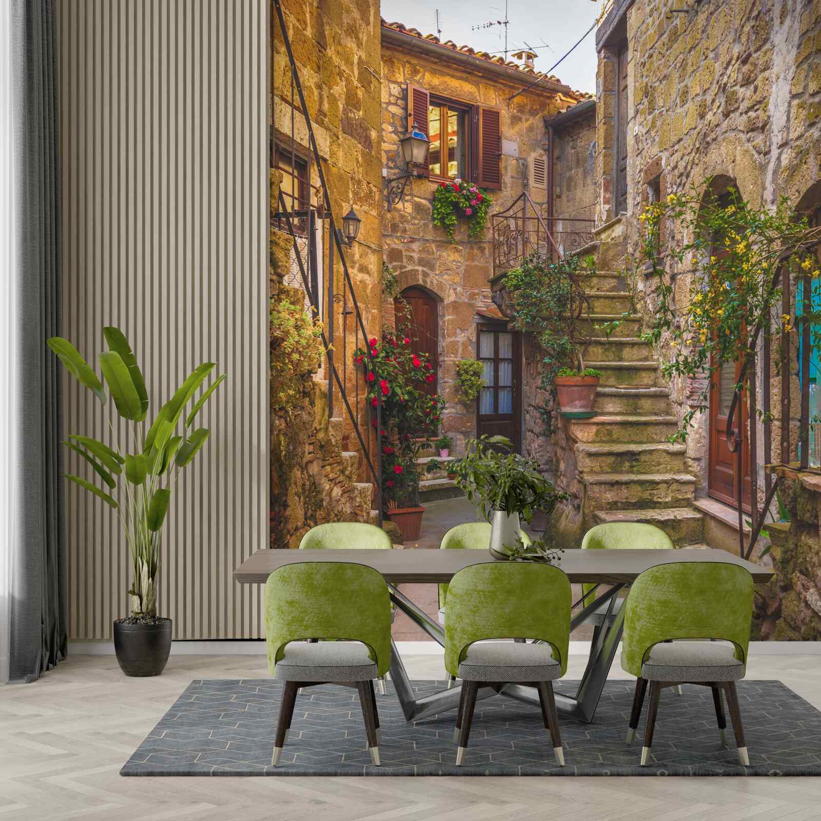 Fotobehang met bloemen versierde trap op de oude binnenplaats