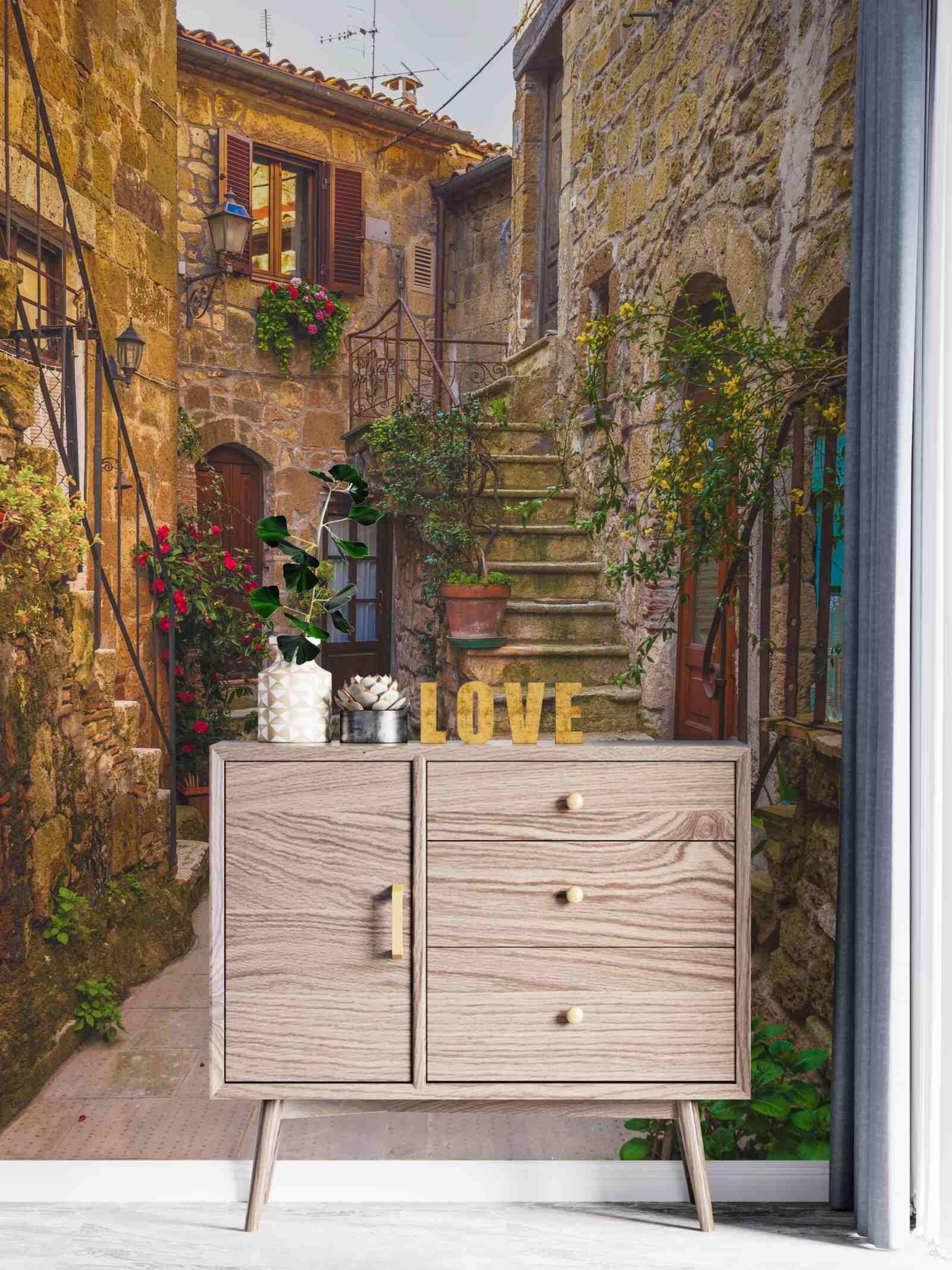 Fotobehang met bloemen versierde trap op de oude binnenplaats