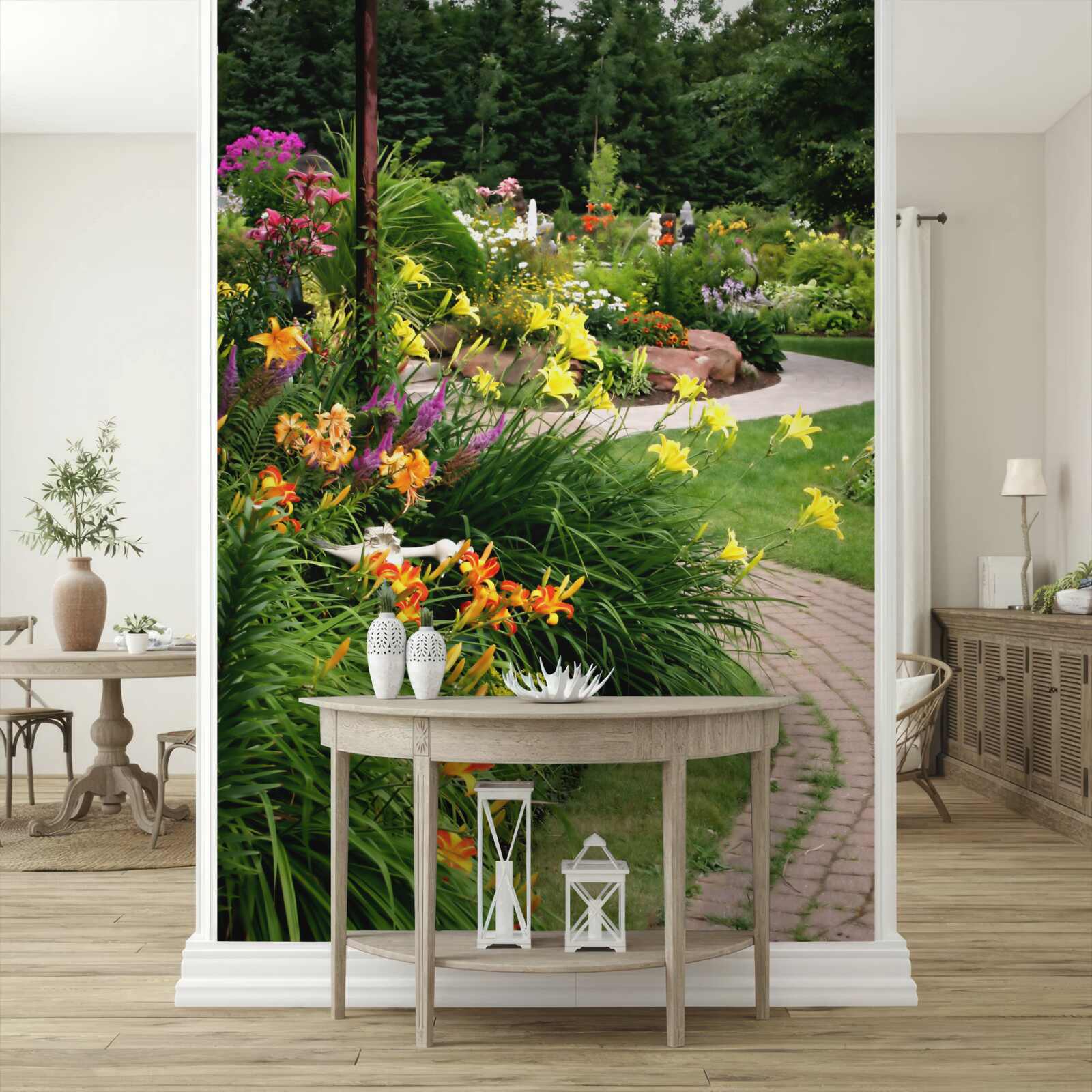 Fotobehang pad bij weelderige zomerstruiken met bloemen