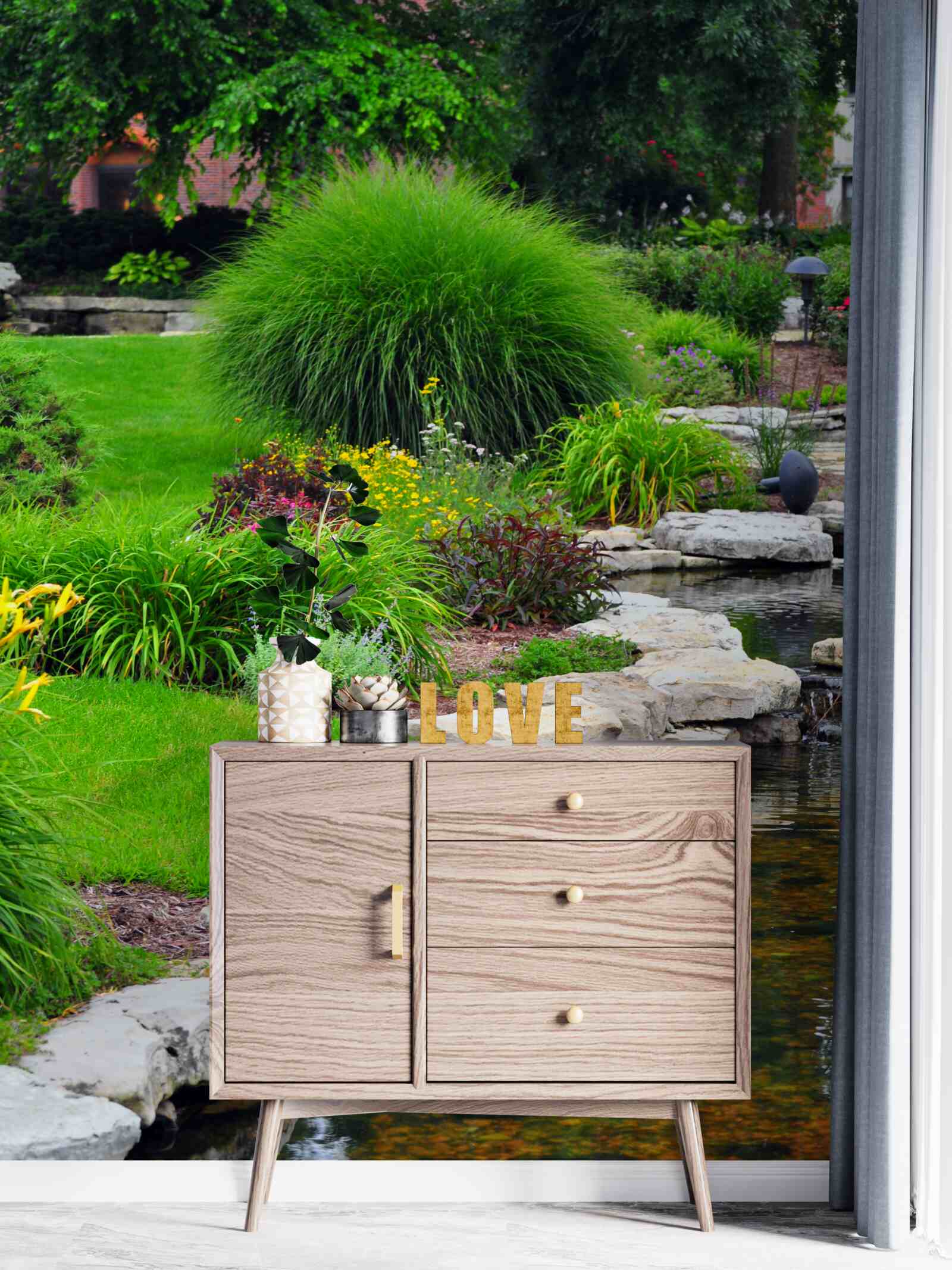 Fotobehang bloemen bij een vijver in de tuin