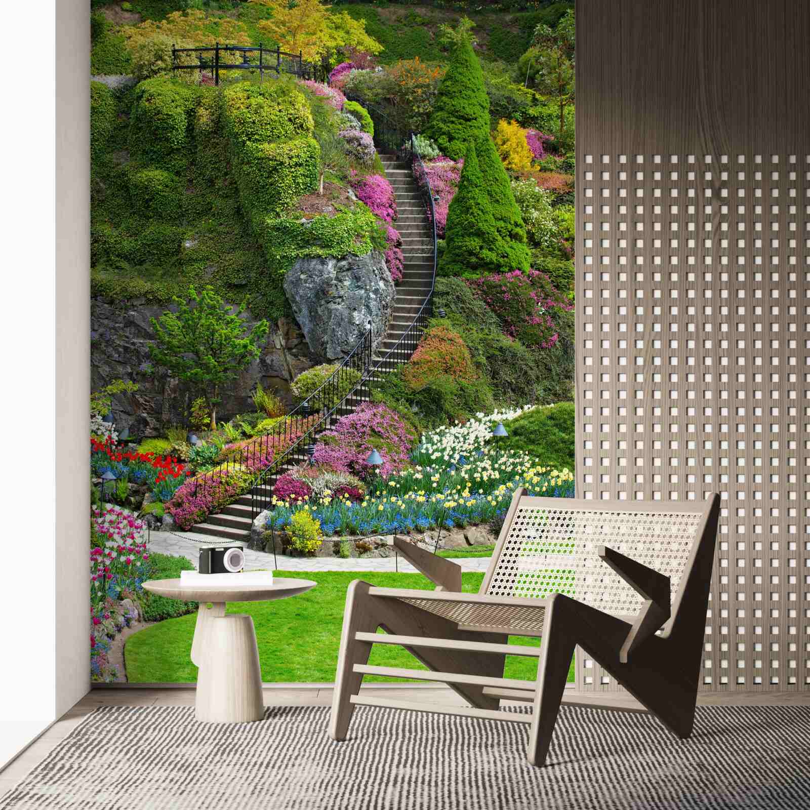 Fotobehang trap volledig ondergedompeld in groen en bloemen