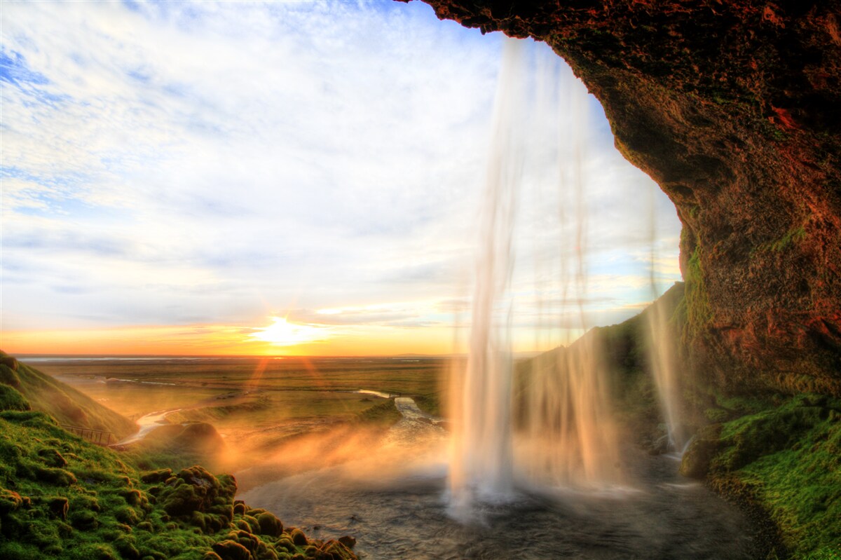 Fotobehang zonsondergang verlicht de majestueuze watervallen