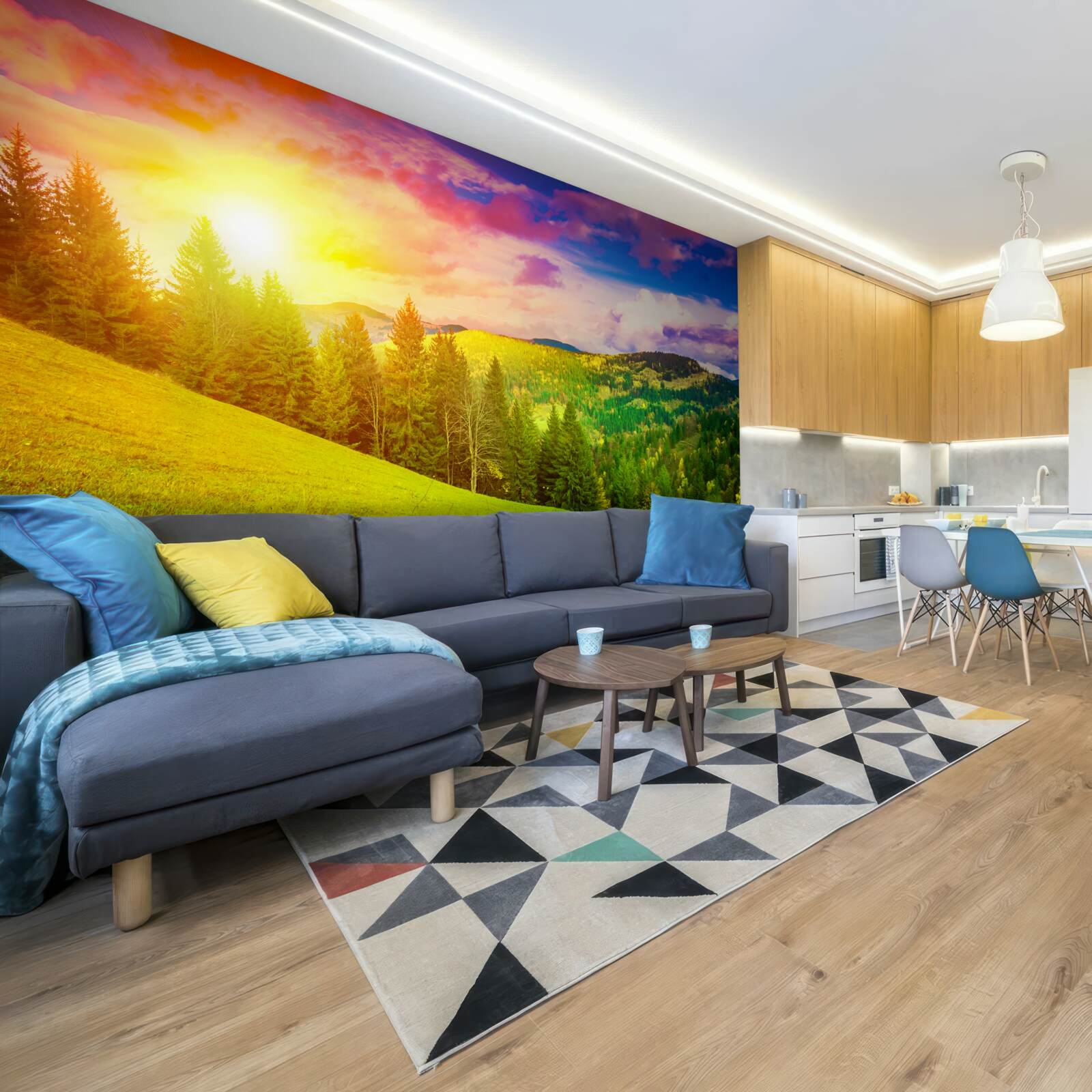 Fotobehang de verzengende zonsondergang schilderde de groene heuvel met heldere kleuren