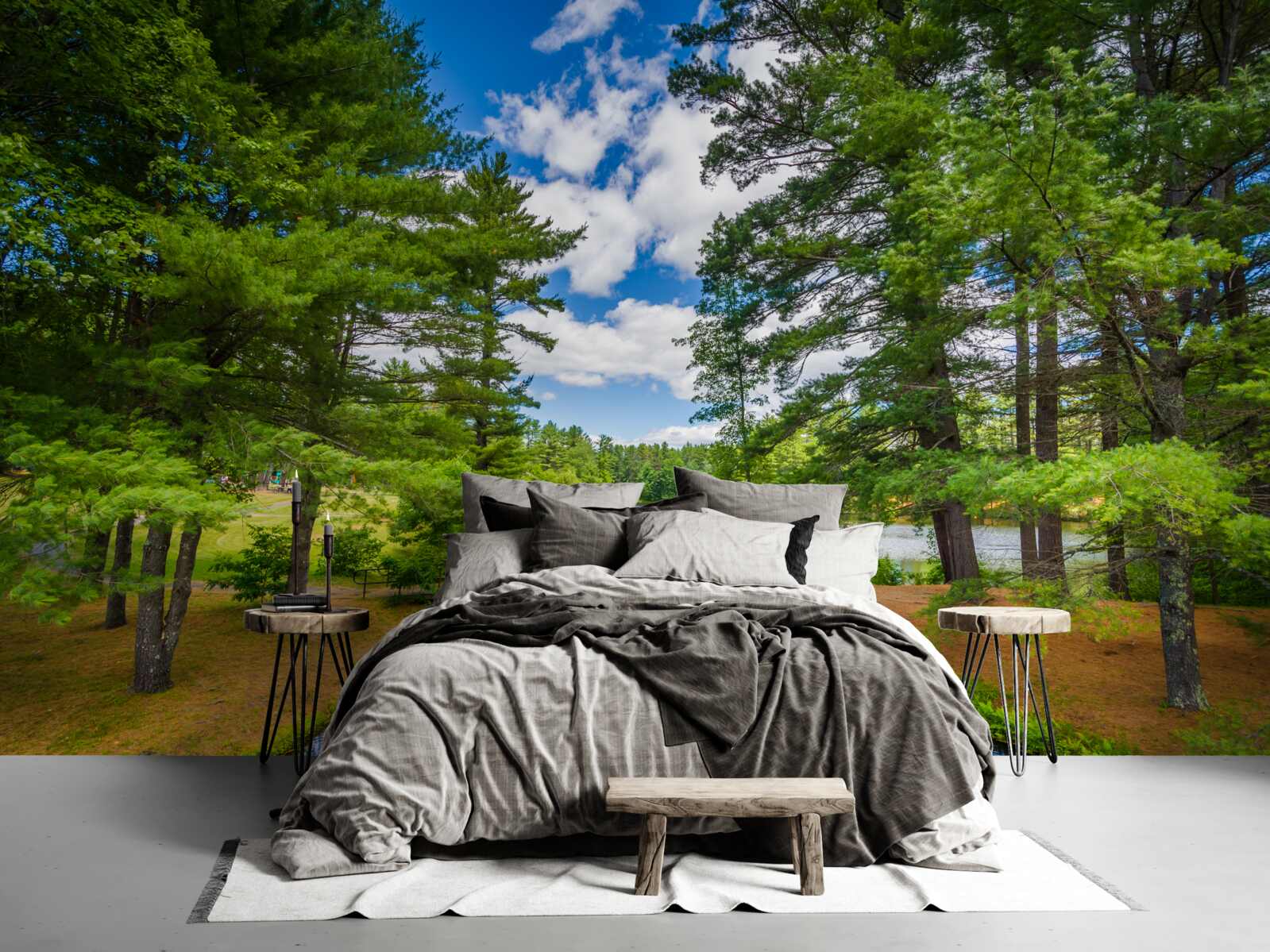 Fotobehang een snelle stroom door een smaragdgroen bos