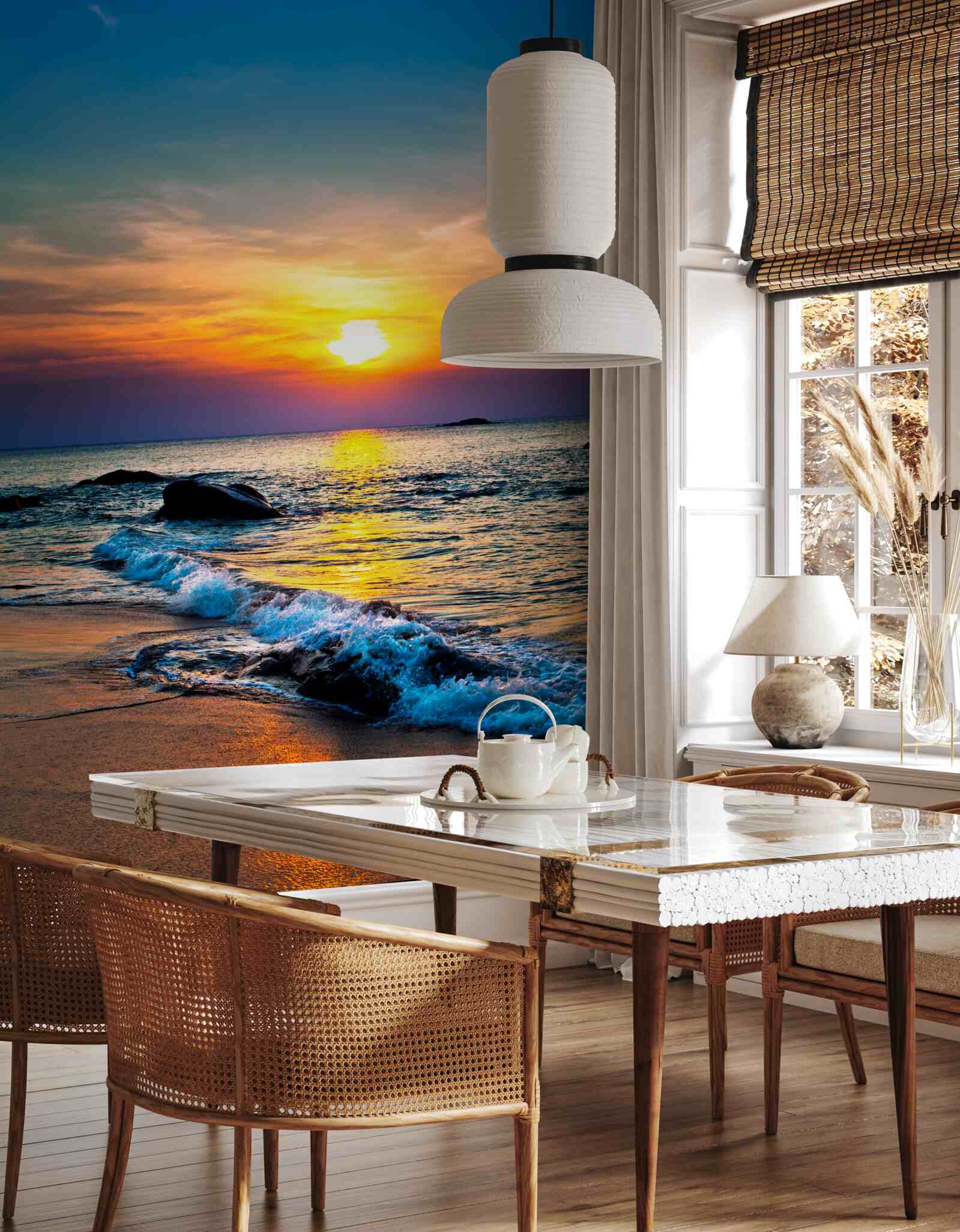 Fotobehang de zon verdwijnt achter de horizon over de zee en de kust