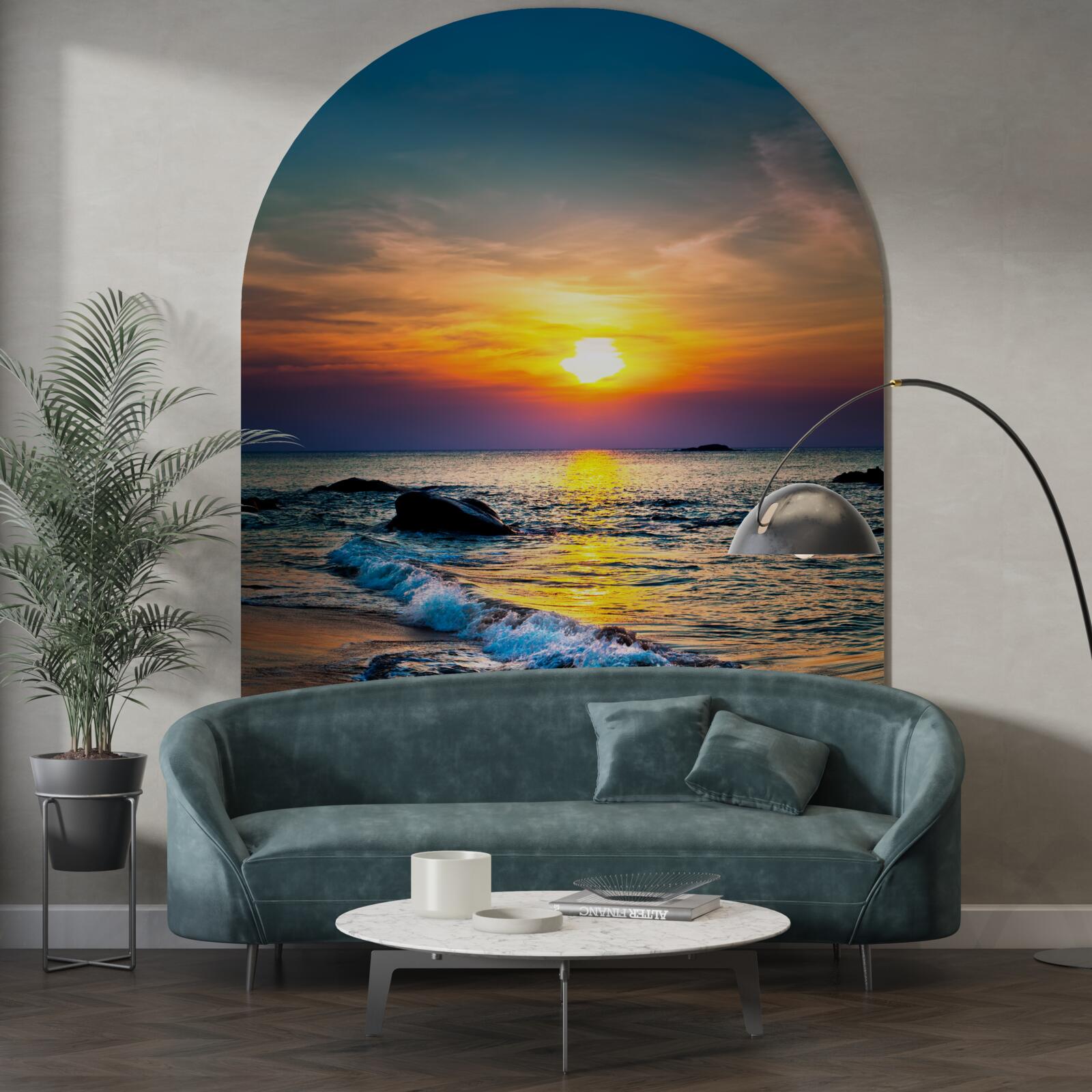 Fotobehang de zon verdwijnt achter de horizon over de zee en de kust
