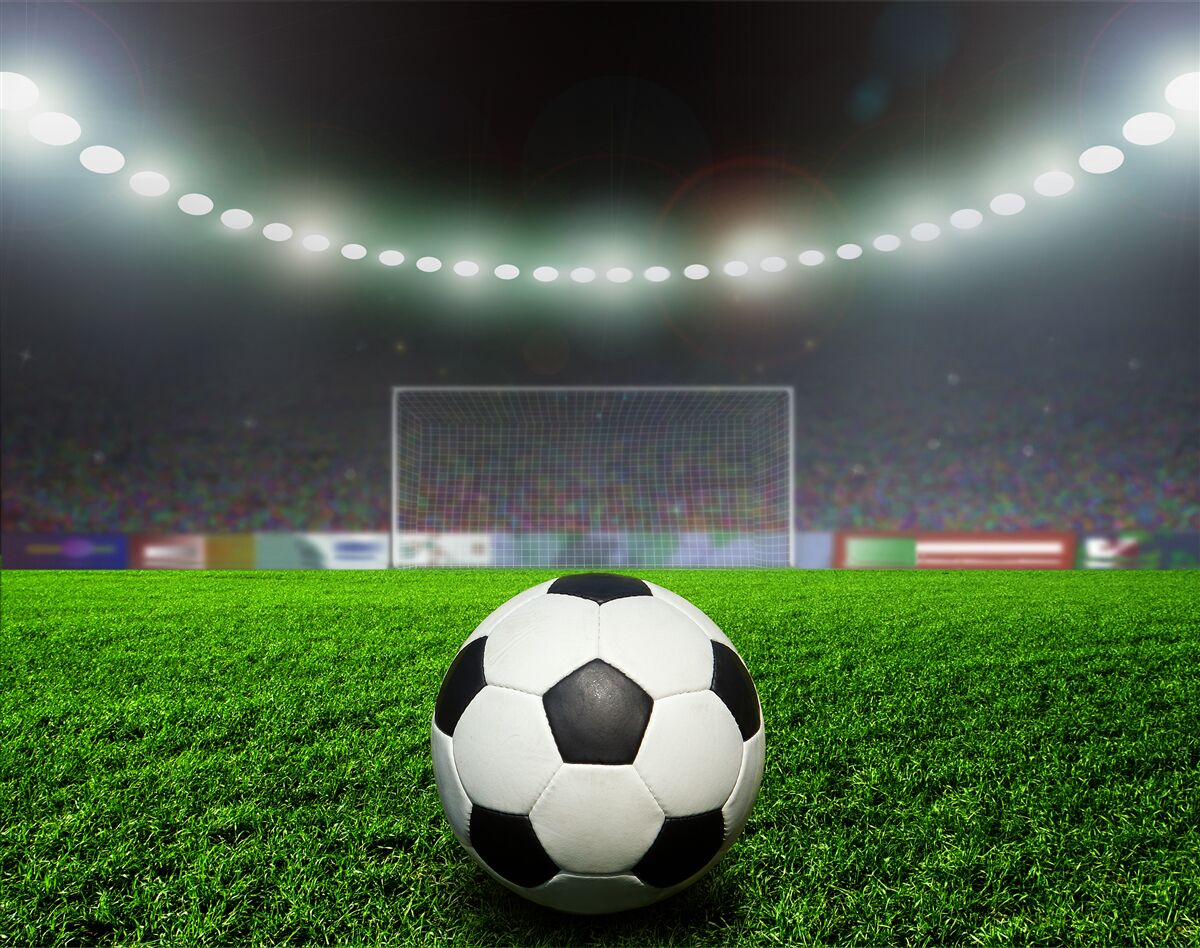 Fotobehang de bal vliegt richting het doel