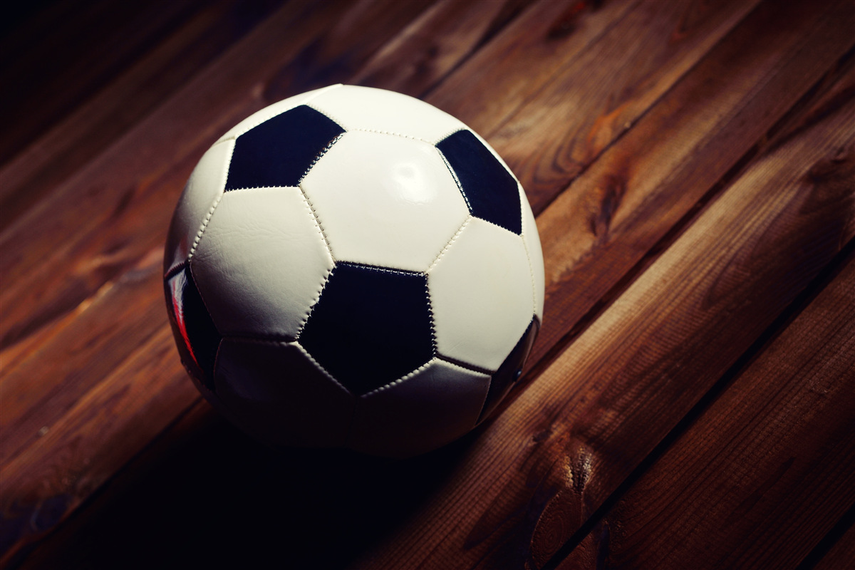 Fotobehang voetbal op een boomtak