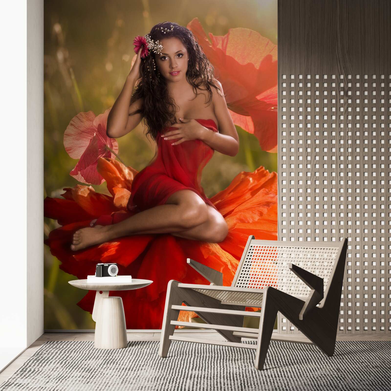 Fotobehang meisje op een scharlakenrode klaproosbloem