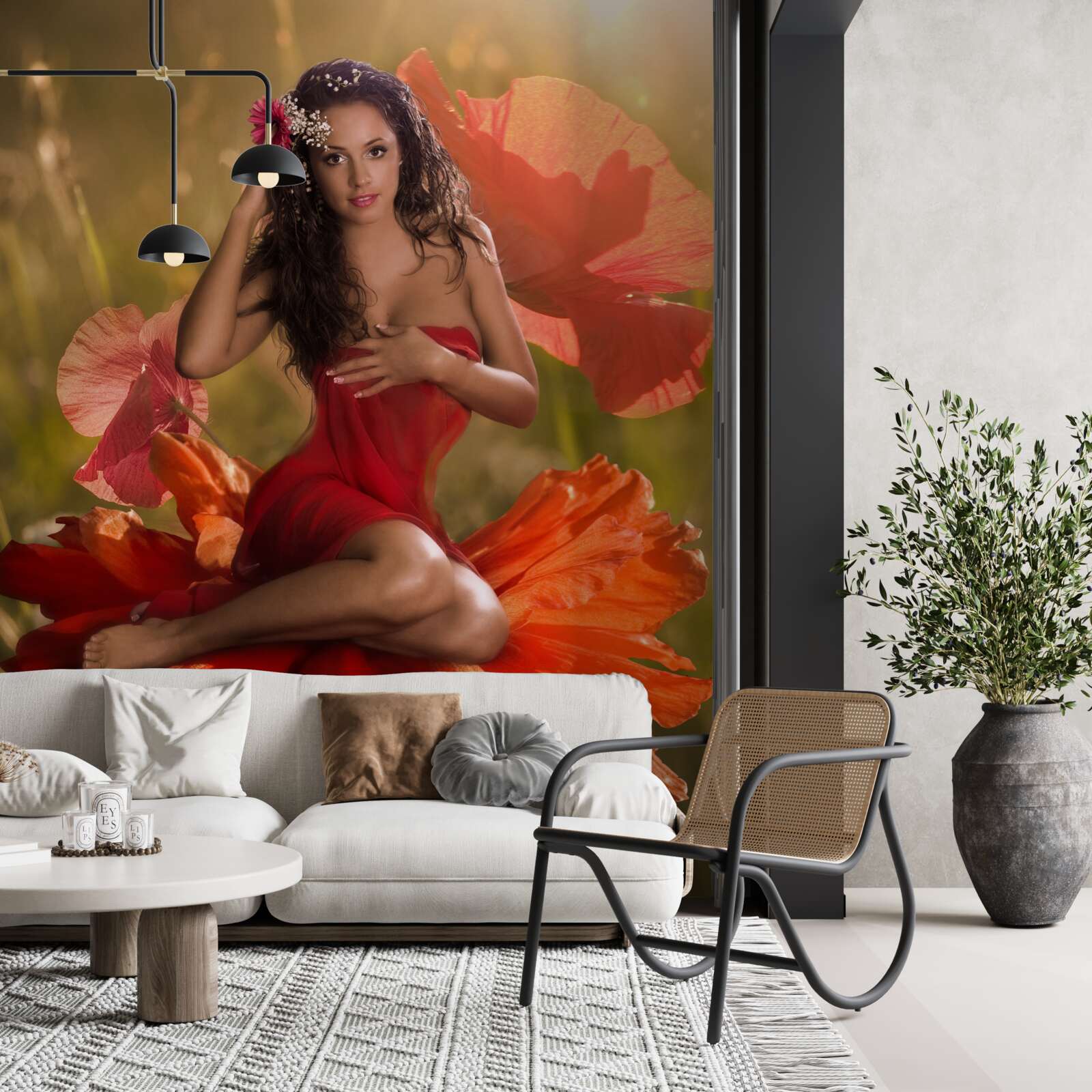 Fotobehang meisje op een scharlakenrode klaproosbloem