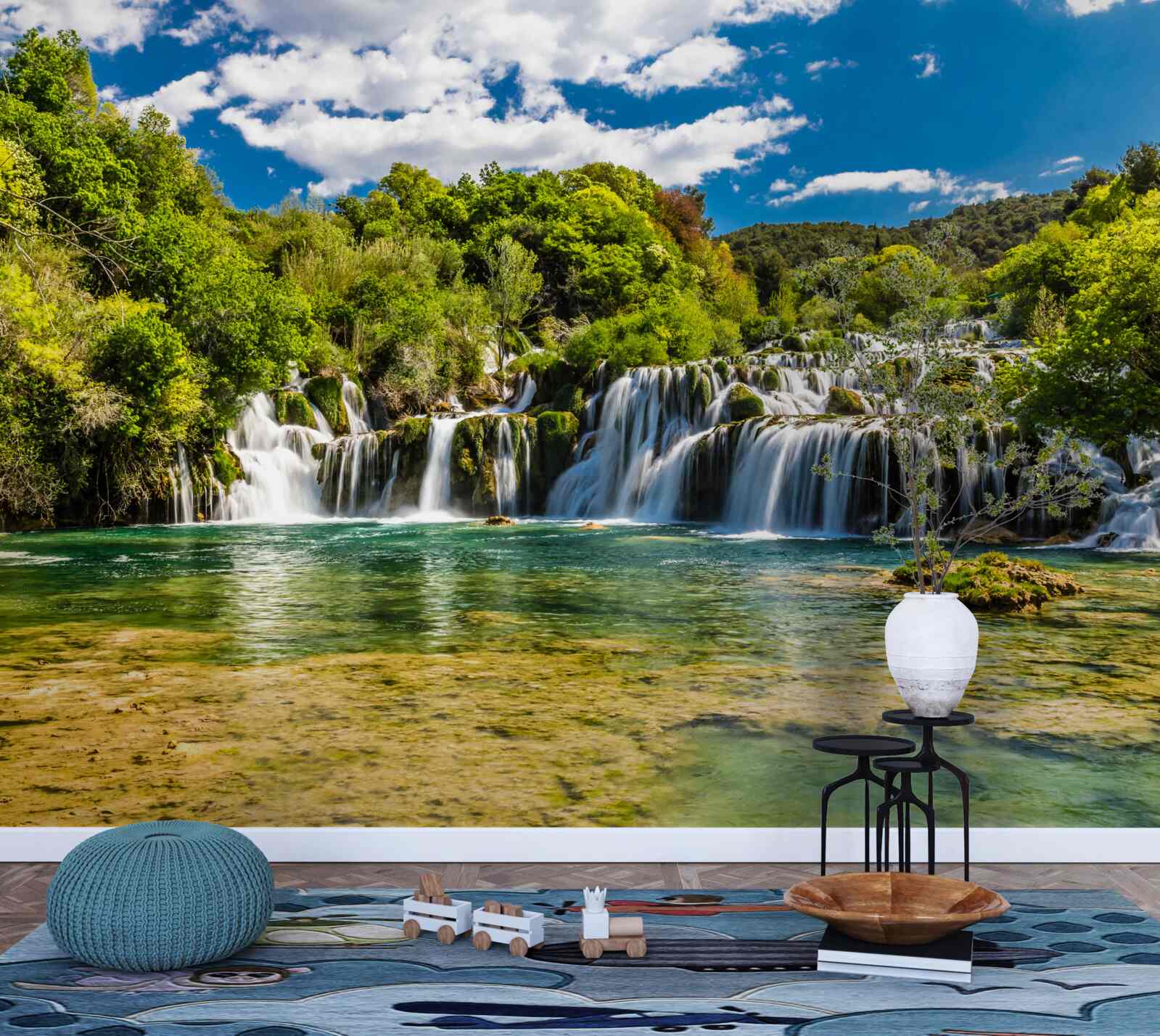 Fotobehang een enorme waterval die neerstort op een tropisch eiland