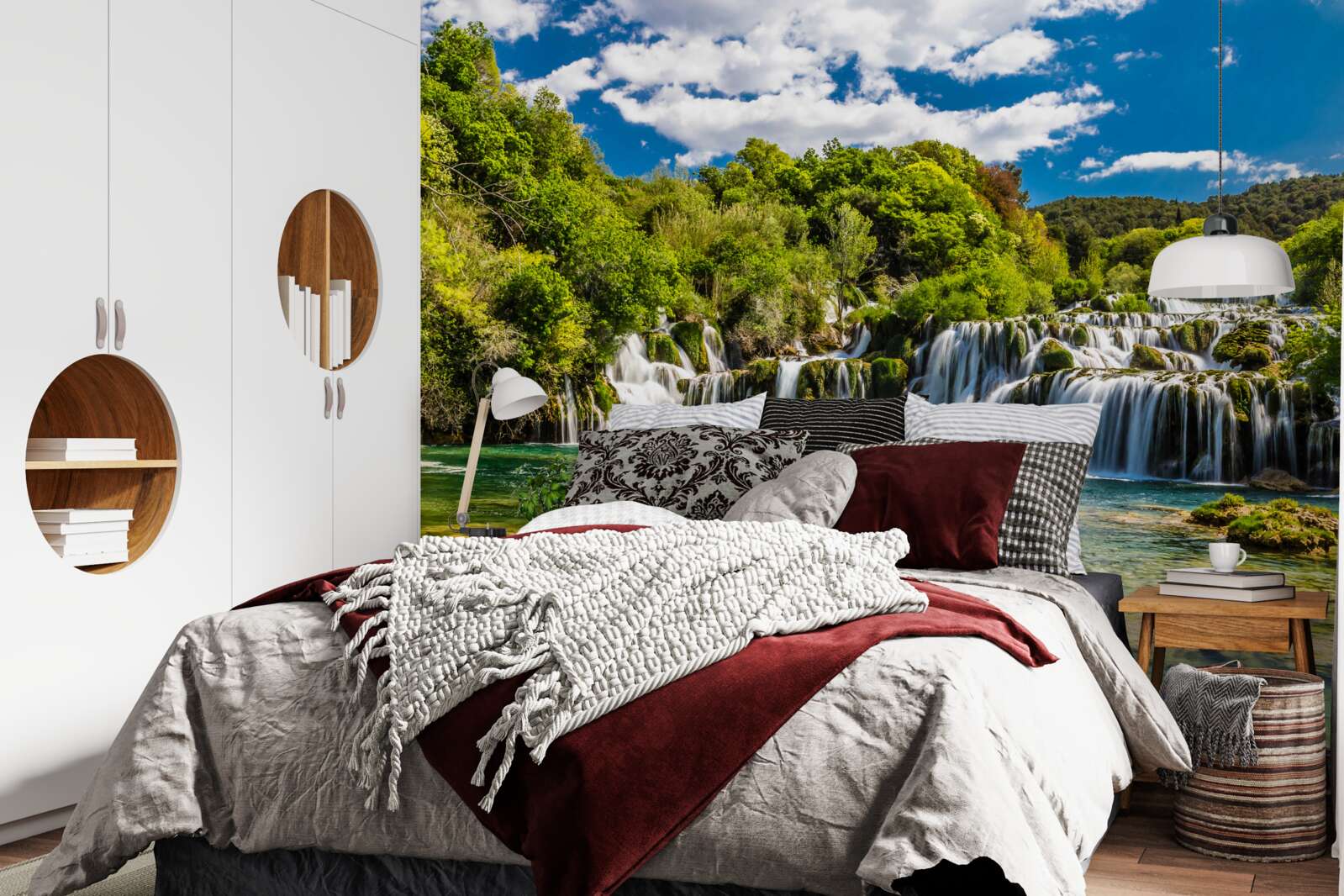 Fotobehang een enorme waterval die neerstort op een tropisch eiland